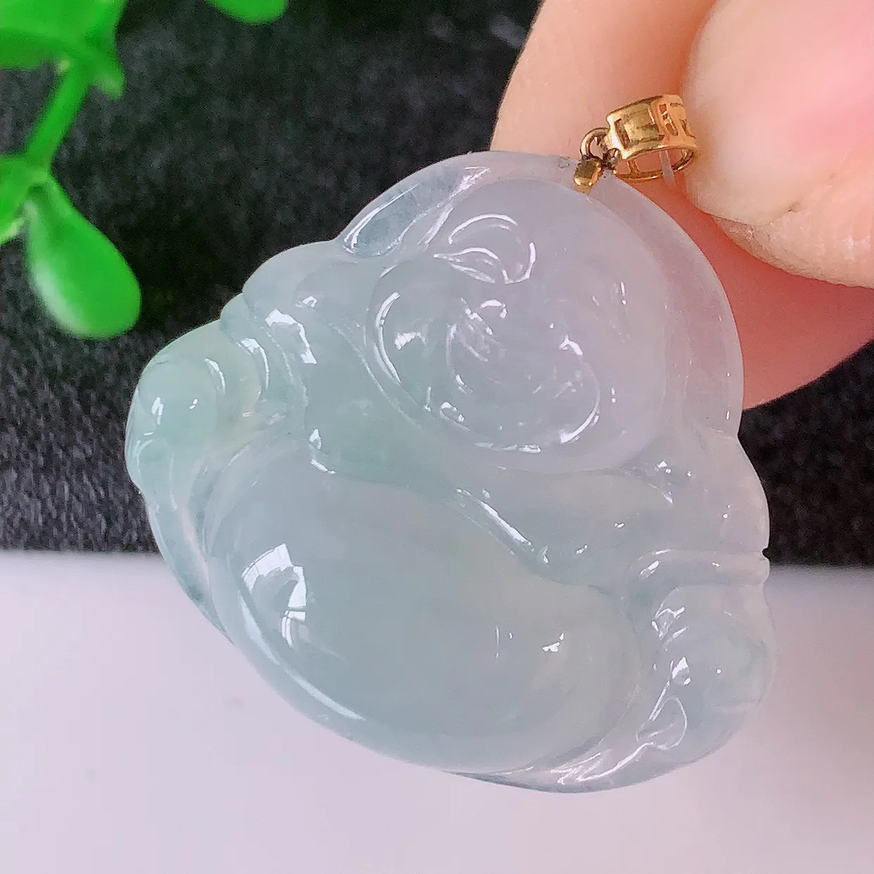 18K金镶嵌冰种翡翠佛公吊坠，种老水足，雕工精湛 ，寓意美好，佩戴时尚出众！#49.11