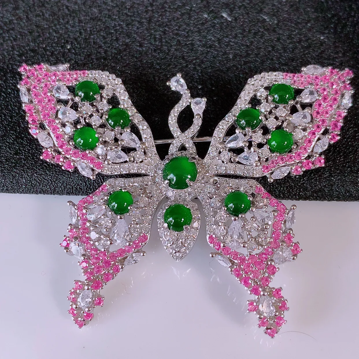 冰透满绿翡翠925银镶嵌蝴蝶胸针，自然光实拍，翠色灵动，颜色漂亮，种老水足，品相佳，佩戴佳品！#97.11整体50.5*40.5*7.5裸石3*3