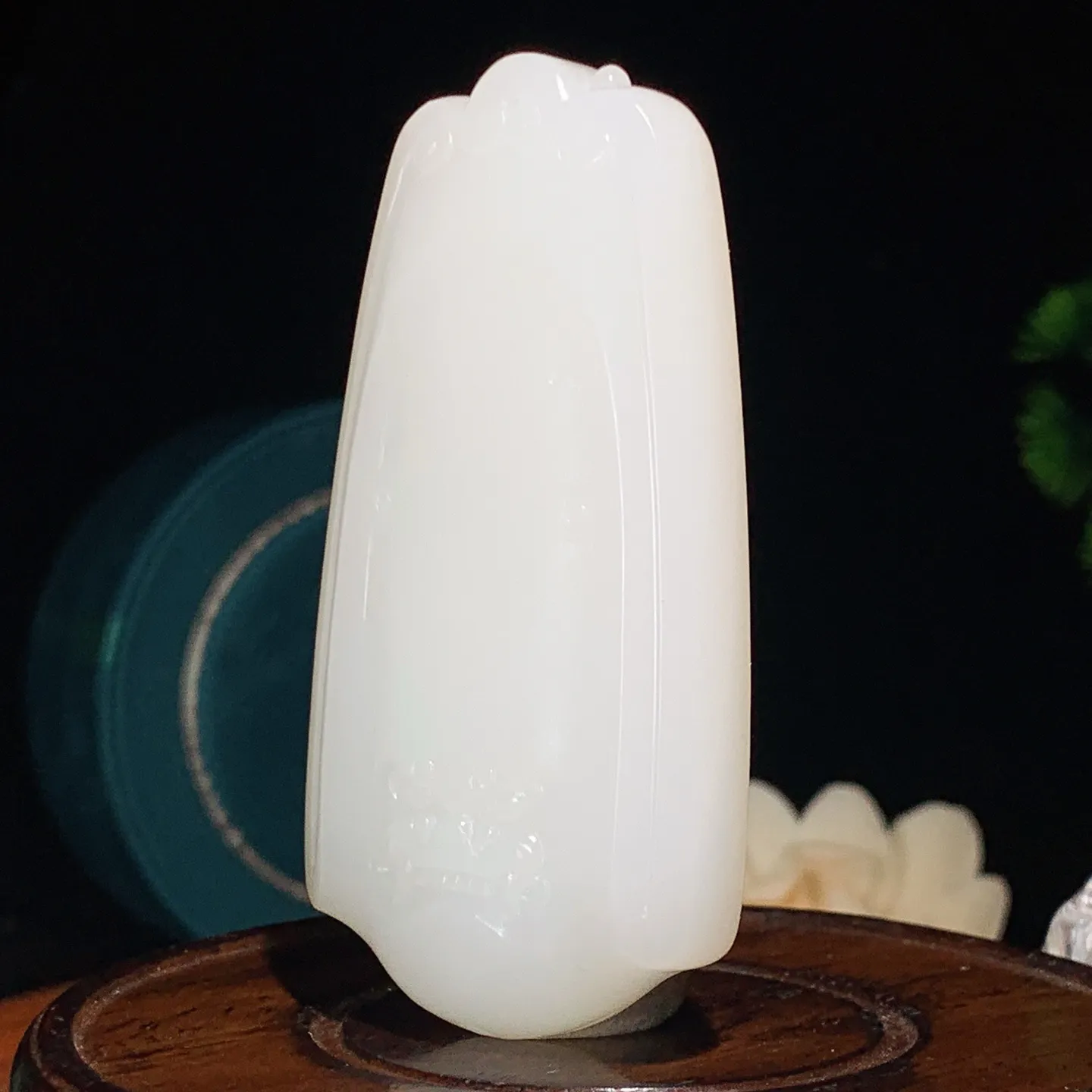 新疆和田玉羊脂白守护平安无事牌子挂件。尺寸74/38/13重70克。白度一级。玉质细腻油润。手推出油。佩戴高端典雅。lt251210