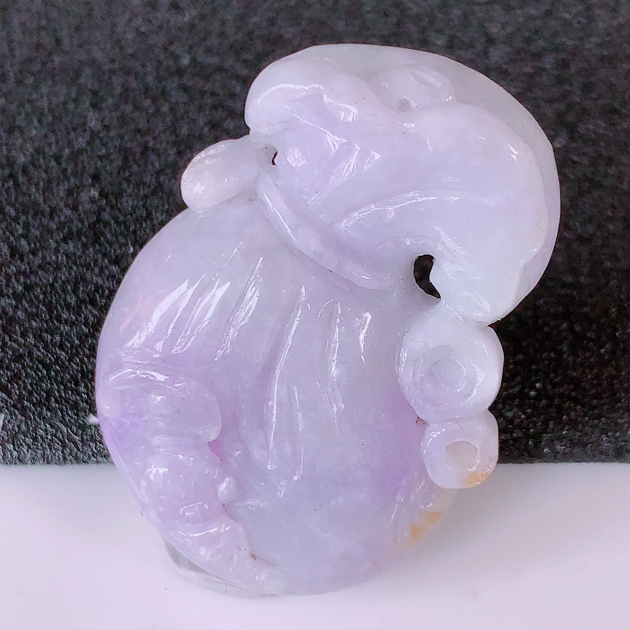 自然光实拍，冰润紫罗兰翡翠招财钱袋子吊坠，寓意“代代有福，代代有财，腰缠万贯”玉质细腻，佩戴效果佳！#05.11