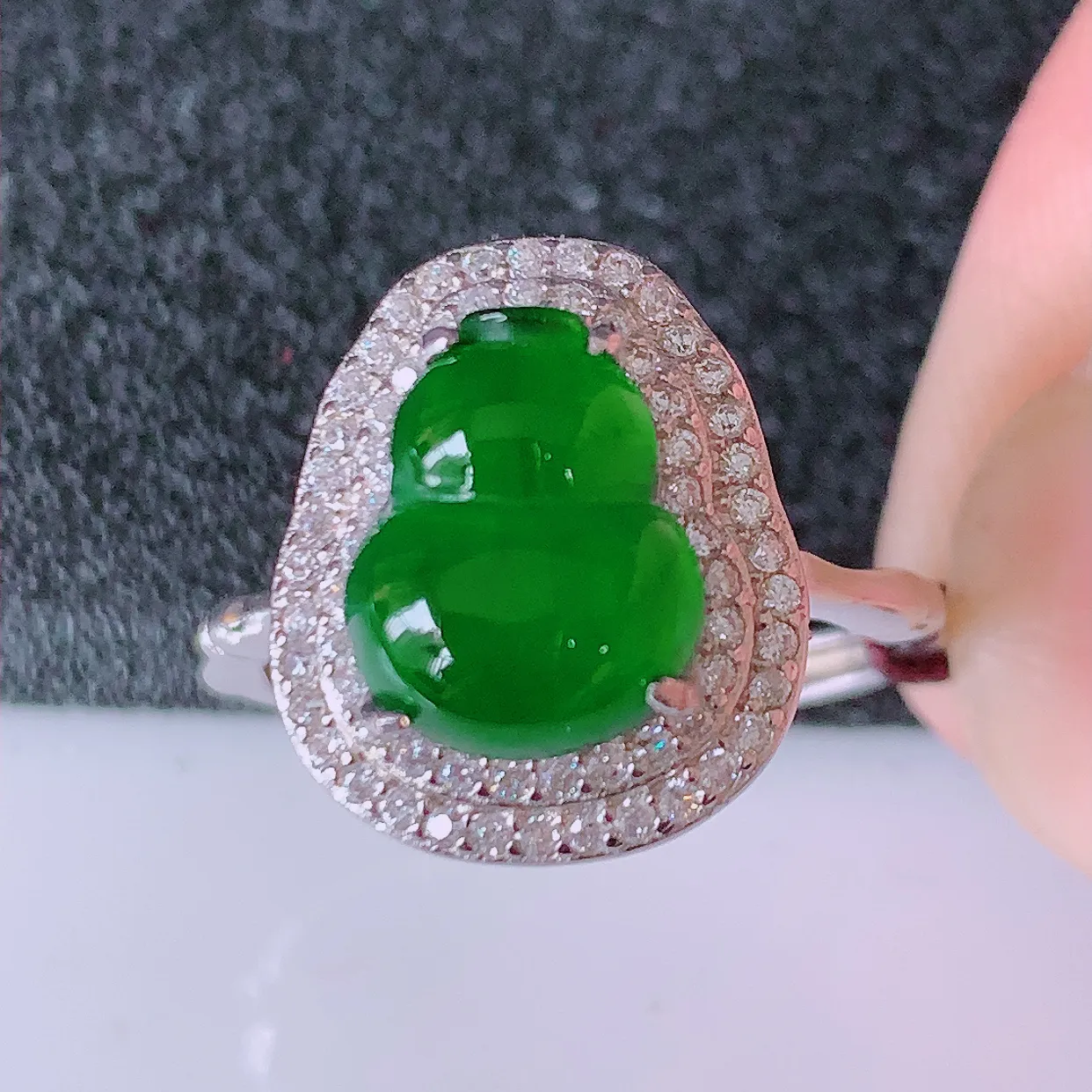 冰透满绿翡翠925银镶嵌葫芦戒指，自然光实拍，翠色灵动，颜色漂亮，种老水足，品相佳，佩戴佳品！#97.11（圈口可调大小）整体27.5-17.5-9.6裸石10*8.2