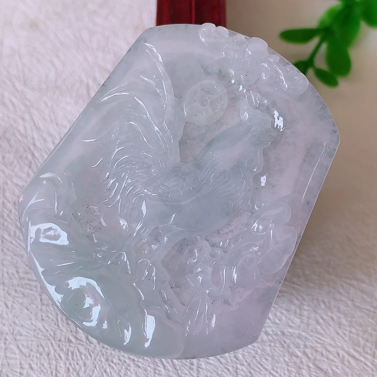 自然光实拍，冰胶翡翠生肖鸡牌吊坠，种老水足，雕工精湛 ，寓意美好，佩戴时尚出众！#57.7