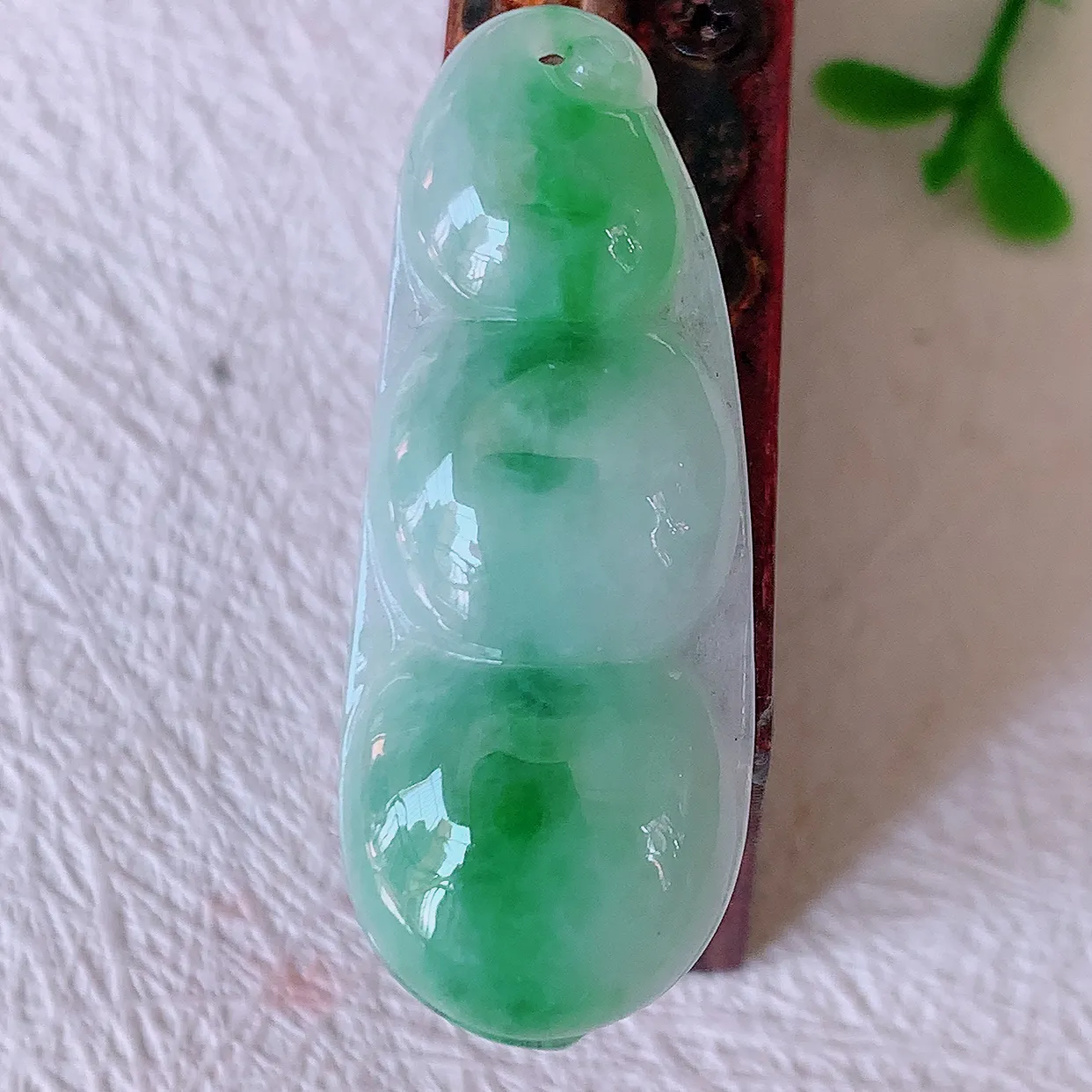 自然光实拍，冰润飘绿翡翠四季豆吊坠，平安豆福豆玉坠，冰润通透，豆粒饱满，寓意：豆蔻年华！#57.7