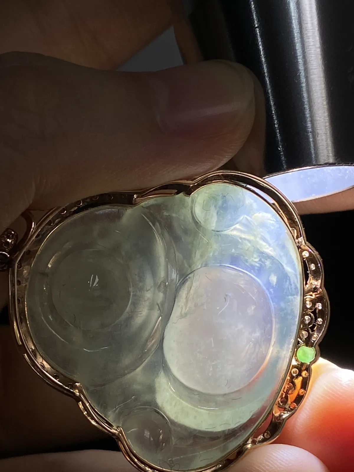 翡翠冰糯种浅绿色吊坠，伴钻石