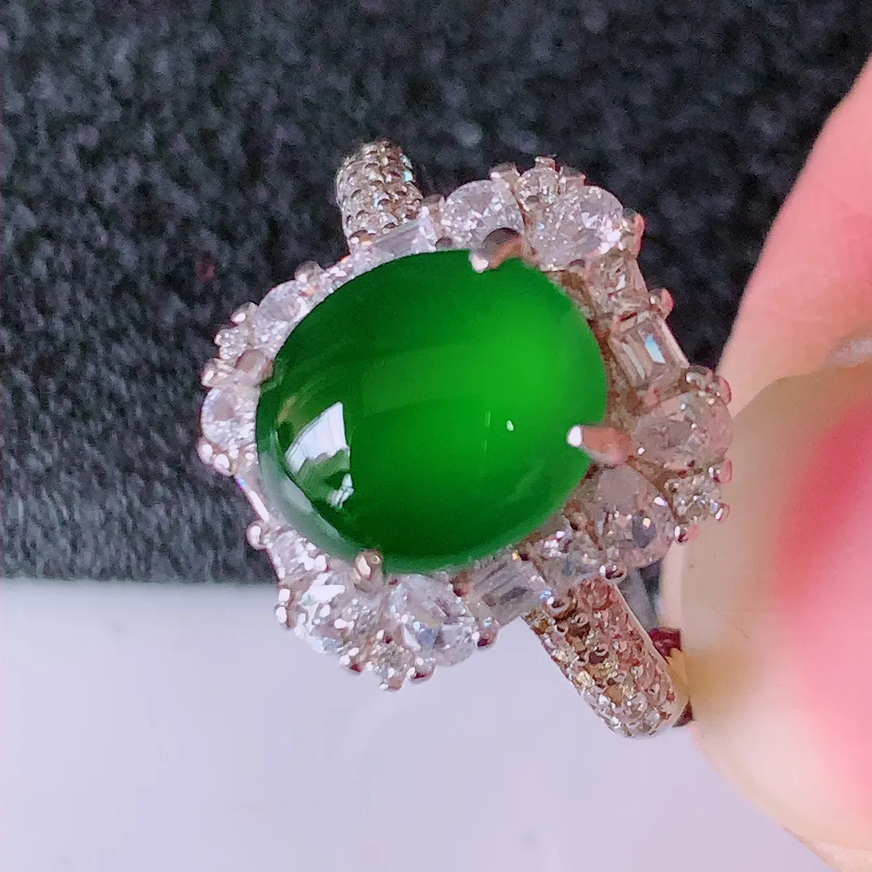 冰透满绿翡翠925银镶嵌戒指，自然光实拍，翠色灵动，颜色漂亮，种老水足，品相佳，佩戴佳品！#97.11（圈口可调大小）整体25.5*15.5*8裸石9*7