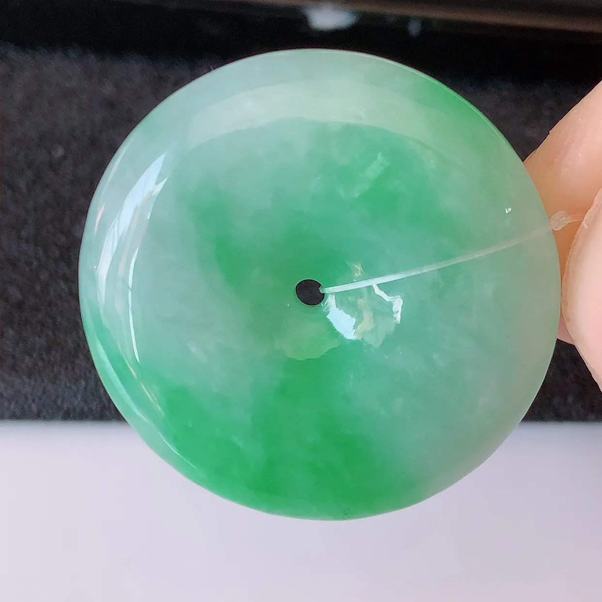 自然光实拍，冰润飘绿翡翠平安扣吊坠，玉扣，平安是福；很美的料子，平安扣佩戴优雅迷人！#49.7