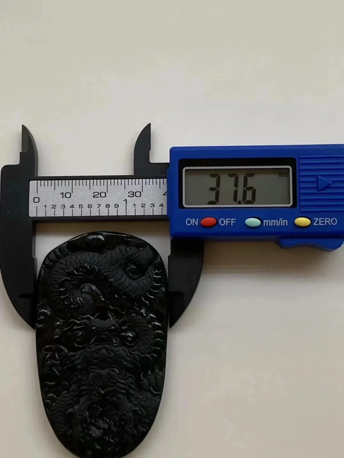 墨翠【龙行天下】细腻干净，黑度好，性价比高，雕工精湛，打灯透绿.