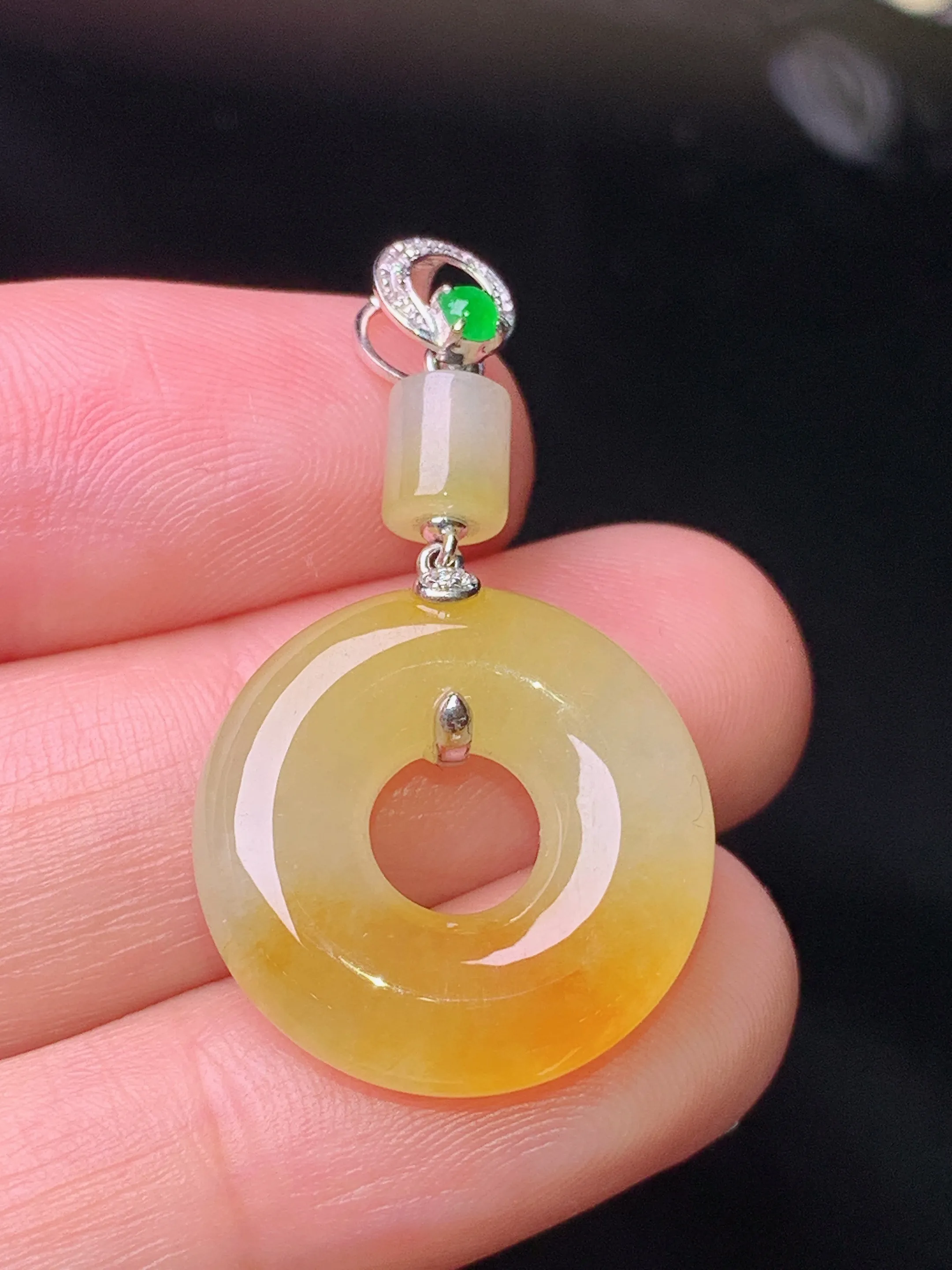 18k金镶嵌黄翡平安环吊坠 玉质细腻 水润亮眼 色泽艳丽 整体尺寸33.8*19*5.2