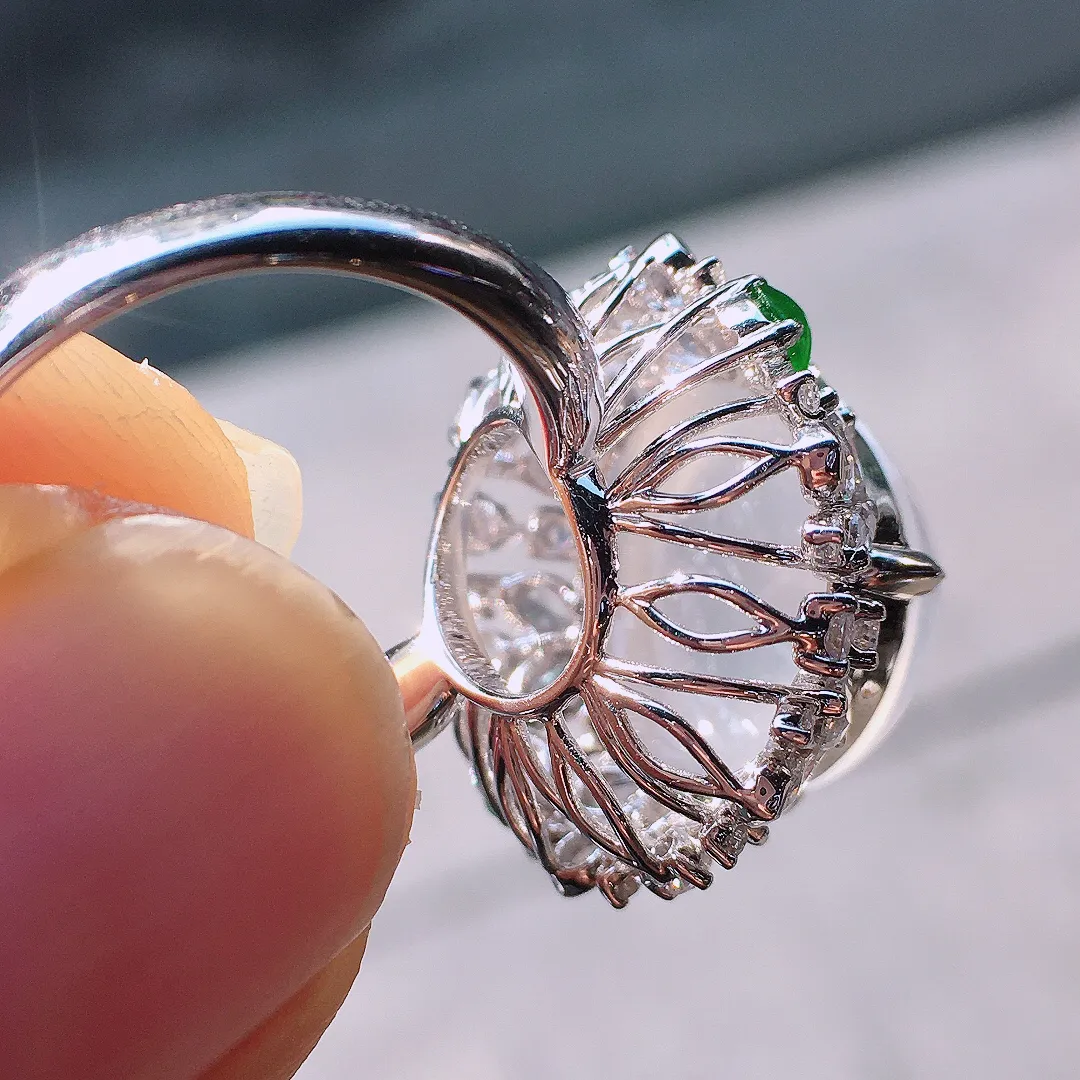 冰种蛋面戒指，玉质细腻，荧光感超
强，饱满圆润，尽显优雅气质，18k
金豪华镶嵌