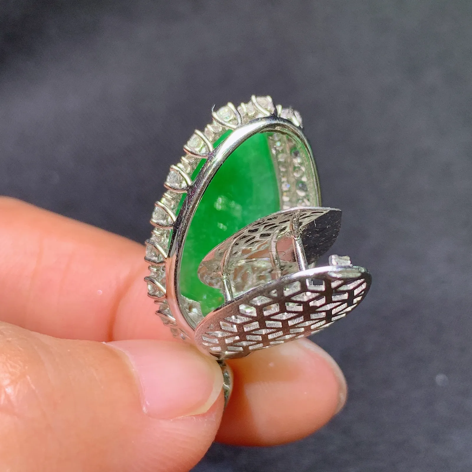 阳绿福瓜吊坠，18k金镶嵌，色泽鲜阳，冰润细腻，种水足，M1 尺寸30.8*16.5*9.7