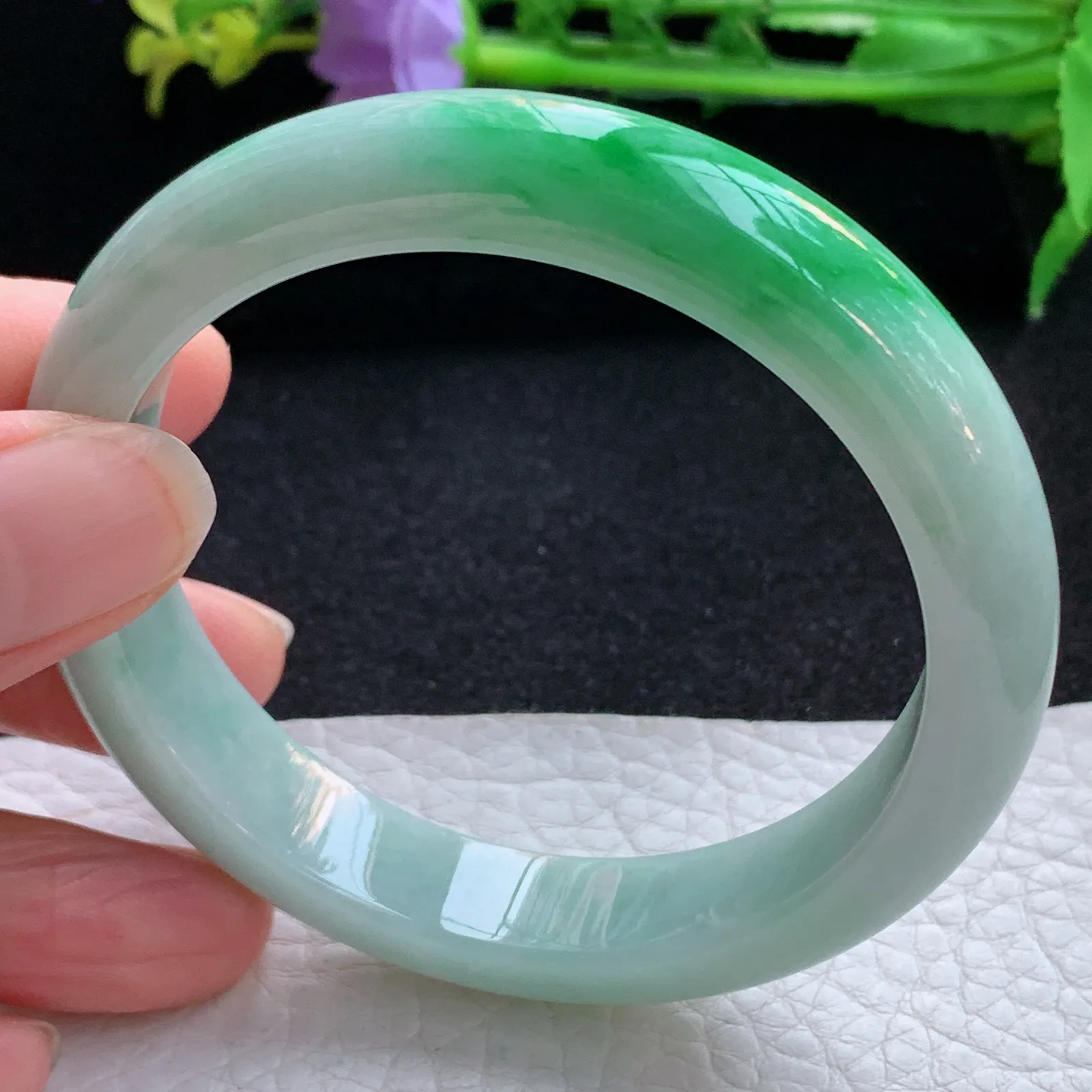 js自然光56*12*7.8平安镯 翡翠a货玉手镯辣绿宽边珠宝玉手环