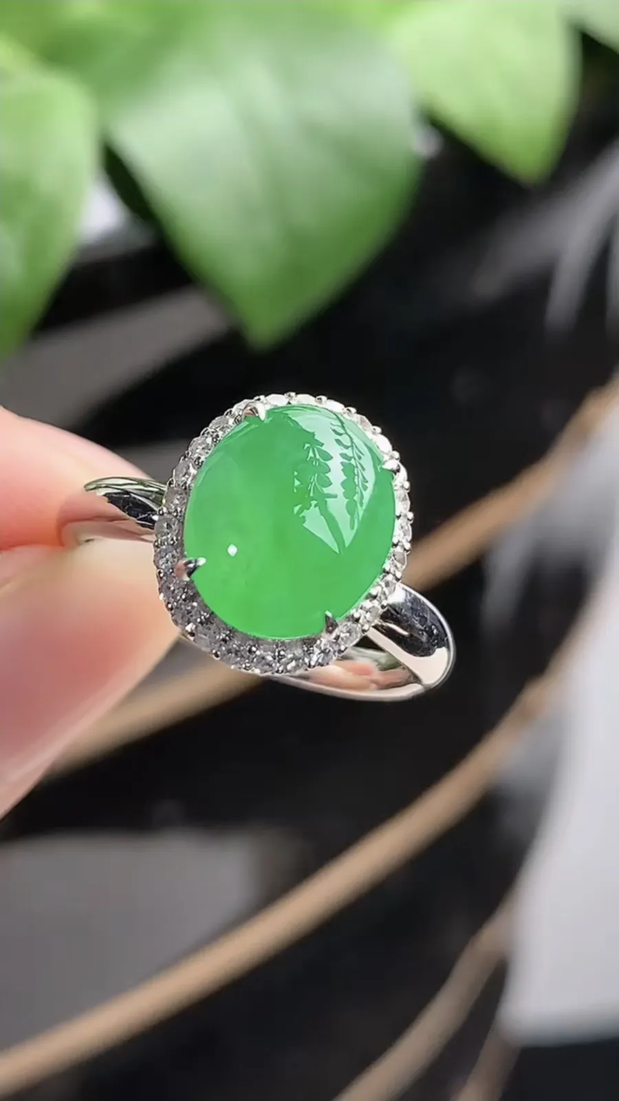 a货翡翠老坑冰种18K金伴钻镶嵌阳绿蛋面戒指 圈口17.3裸石尺寸10.4×8.5mm 重量3.62g 1207