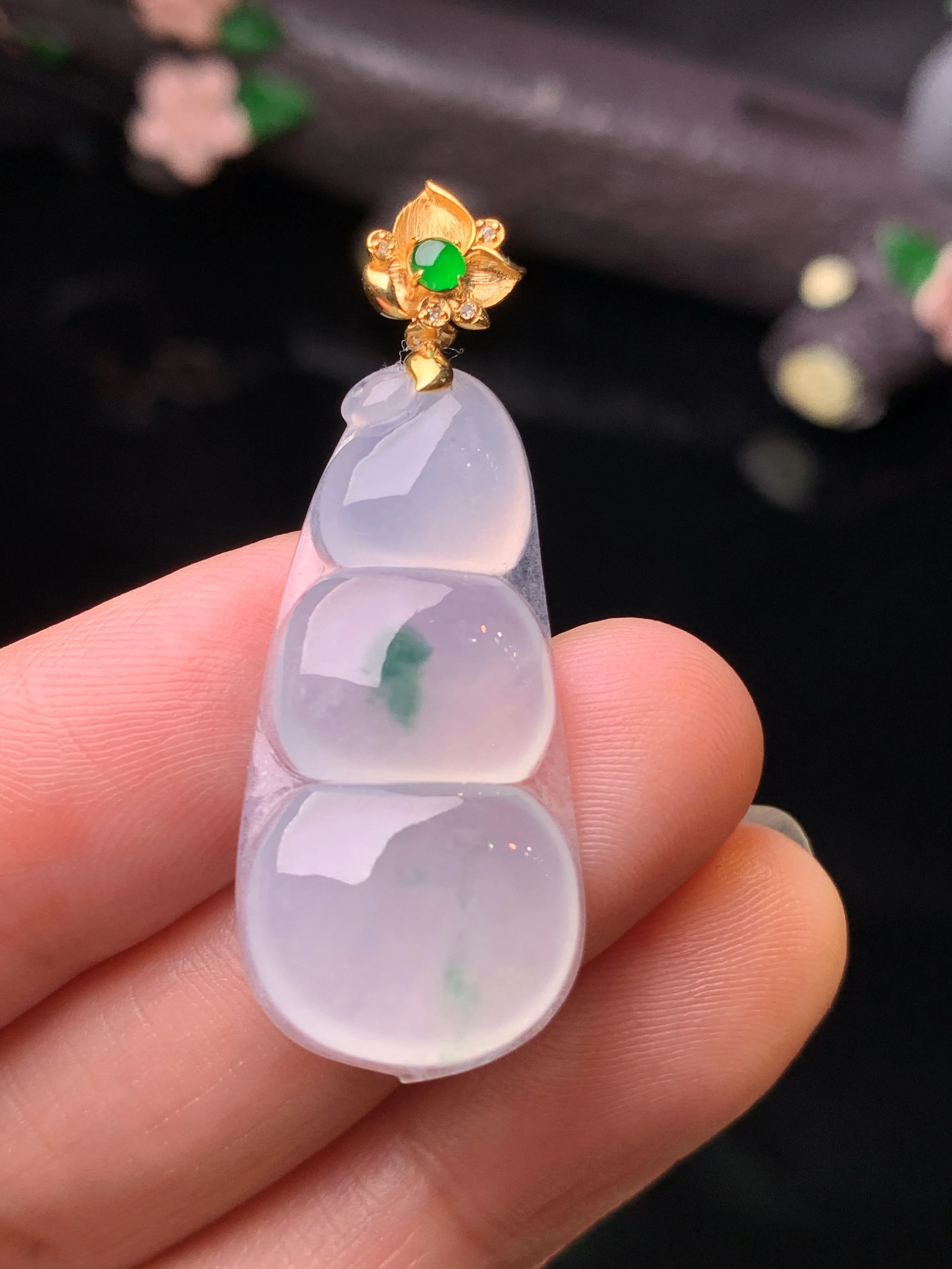 18k金镶嵌冰种四季豆吊坠 玉质细腻 水润亮眼 色泽艳丽 整体尺寸40.5*14.8*4.8