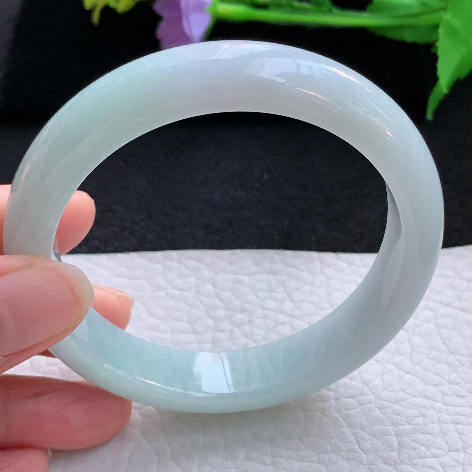 js自然光59*12.5*8.5平安镯 翡翠a货玉手镯胶感浅绿宽边珠宝玉手环