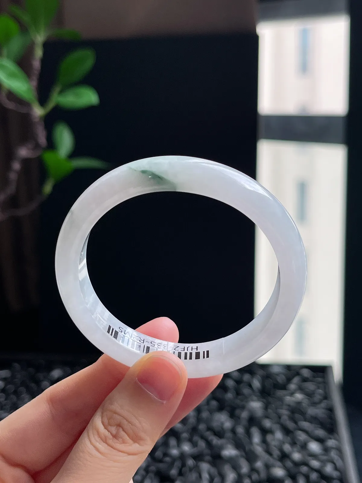 贵妃镯52.4圈口，翡翠冰糯种飘绿手镯