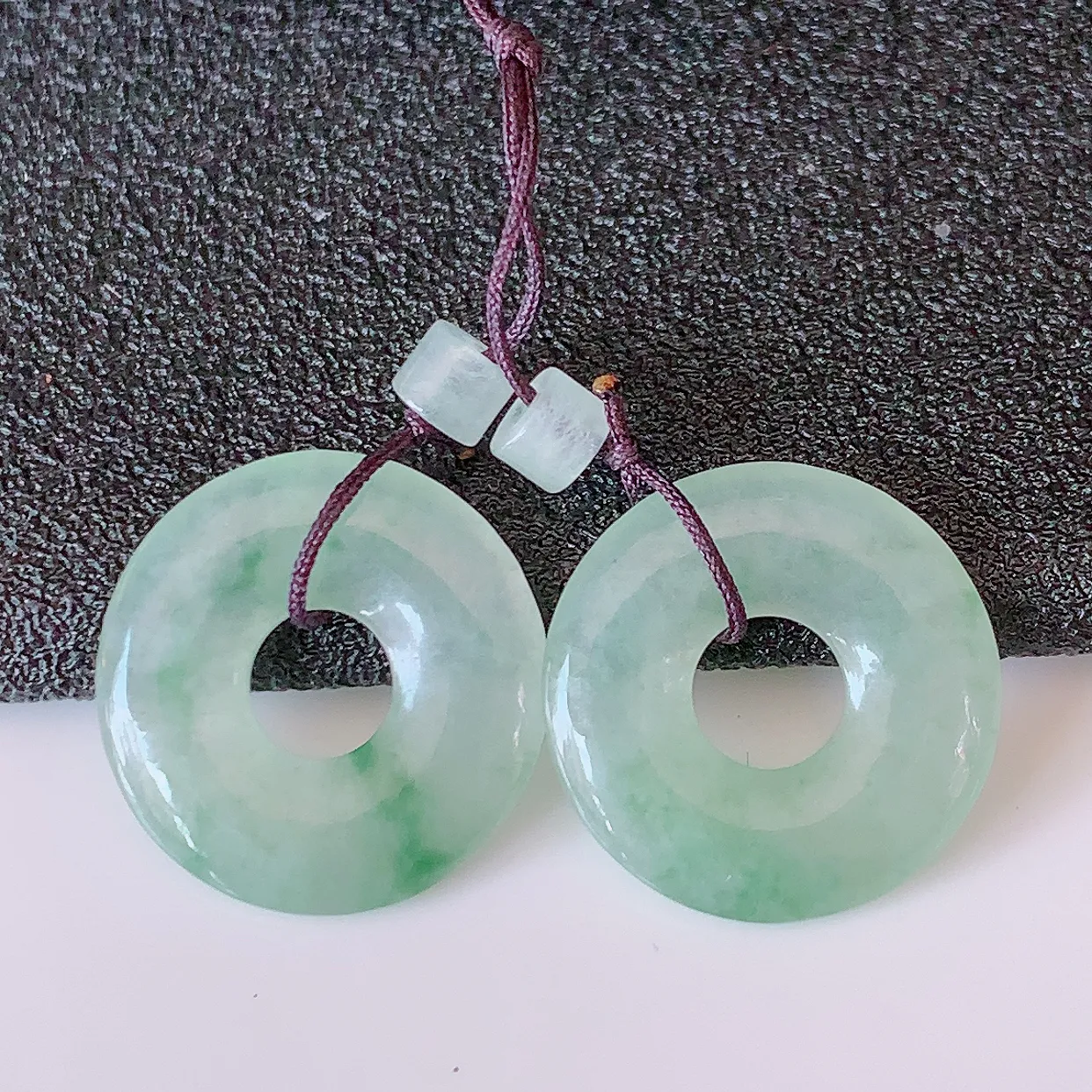 自然光实拍，冰种飘花翡翠一对平安扣耳坠，翠色灵动，玉质细腻，颜色漂亮，品相佳，佩戴佳品！配图银线 #