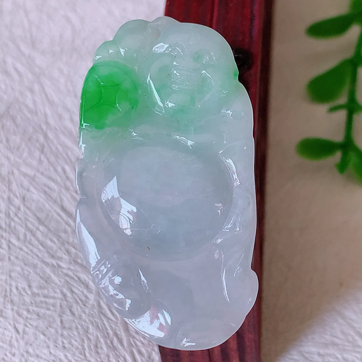 自然光实拍，冰胶飘绿翡翠逍遥布袋佛吊坠，代代有钱，水足丰盈，盈满欢喜，配戴送礼佳品！#02.7