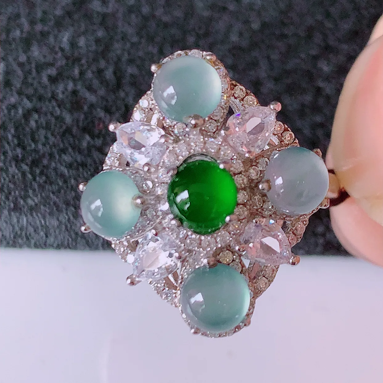 冰透满绿翡翠925银镶嵌戒指，自然光实拍，翠色灵动，颜色漂亮，种老水足，品相佳，佩戴佳品！#97.11（圈口可调大小）整体26*17.2*7.5裸石4.5*4.5