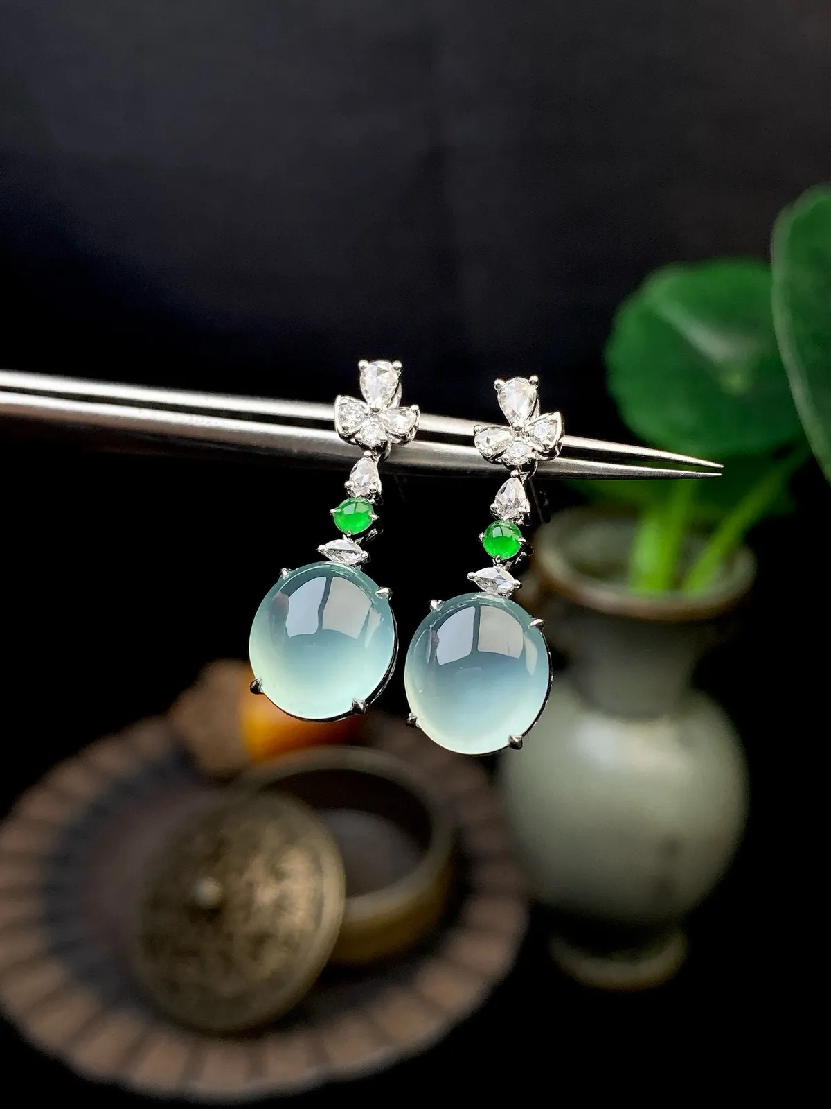 【冰种晴底蛋面耳坠】质地上乘，冰润通透，种老起光，胶感明显。上身效果很不错，18K金钻精美镶嵌，裸石尺寸9.3*8.5*4.2毫米