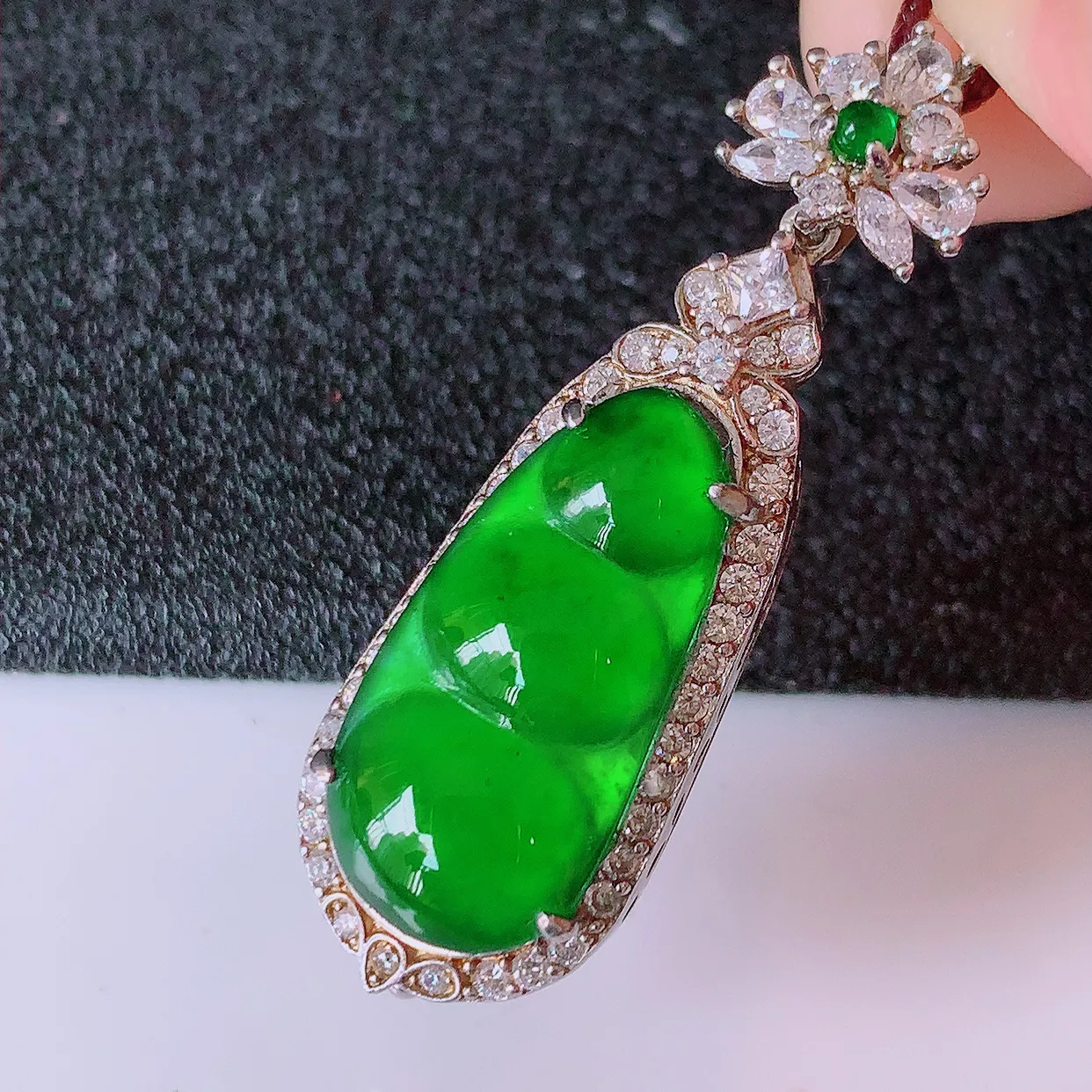 冰透满绿翡翠925银镶嵌福豆吊坠，自然光实拍，翠色灵动，颜色漂亮，种老水足，品相佳，佩戴佳品！#97.11整体36.5*12*7.5裸石19.8*10