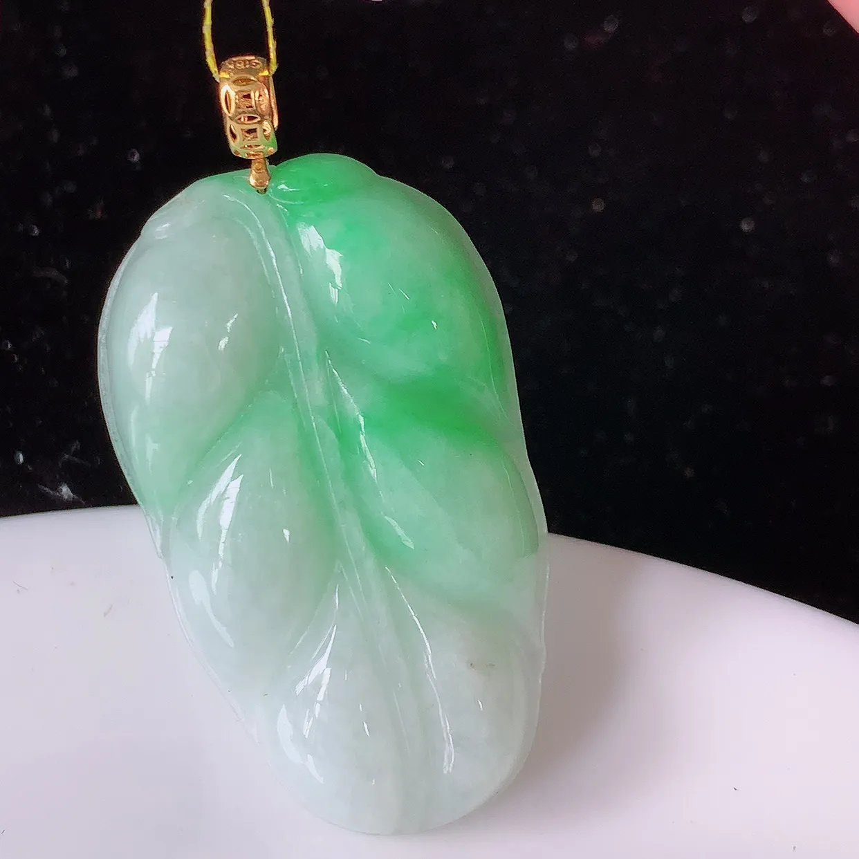 18K金镶嵌飘绿翡翠叶子吊坠 ，种水足，色泽清新，工艺精湛，叶子寓意美好；金枝玉叶，事业有成。#35.11