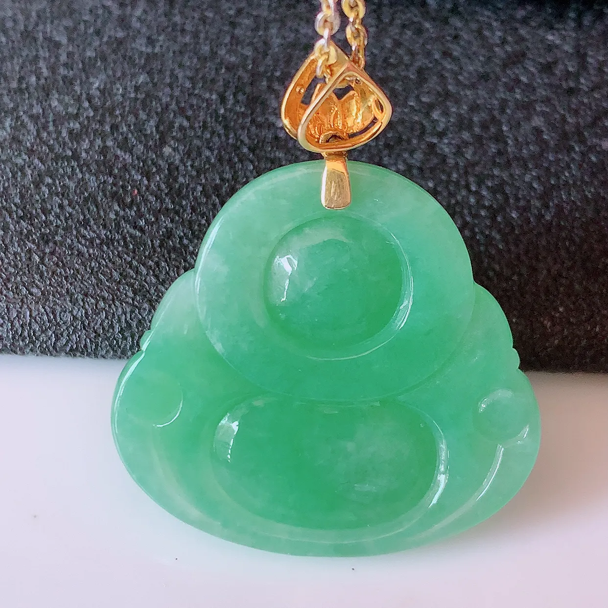 自然光实拍，18K金镶嵌满绿翡翠佛公吊坠，饱满， 佛公亦保平安，寓意有福（佛公）相伴，品相佳，配戴优