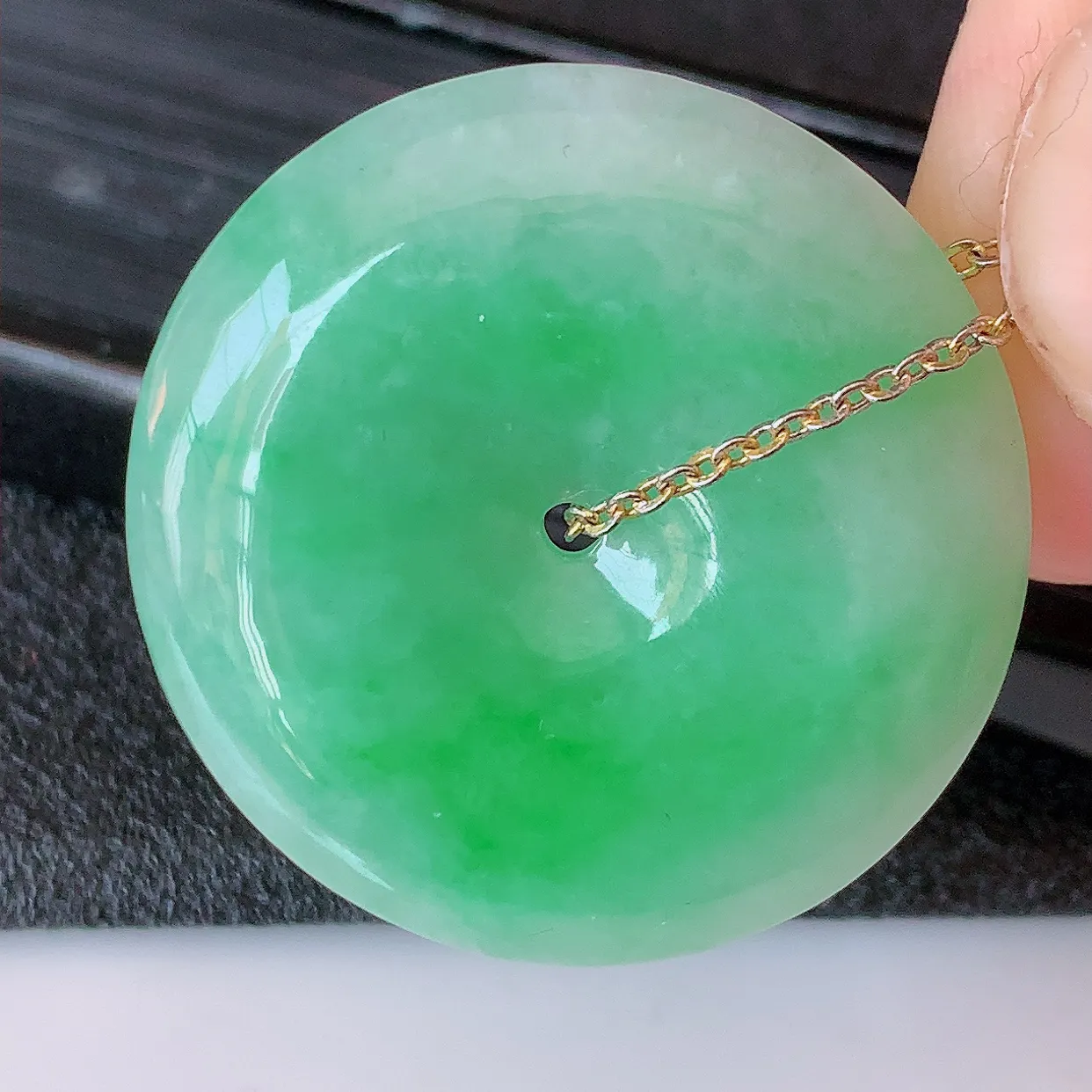 自然光实拍，冰润飘绿翡翠平安扣吊坠，翡翠平安扣，平安是福。很美的料子，平安扣佩戴优雅迷人！#57.7