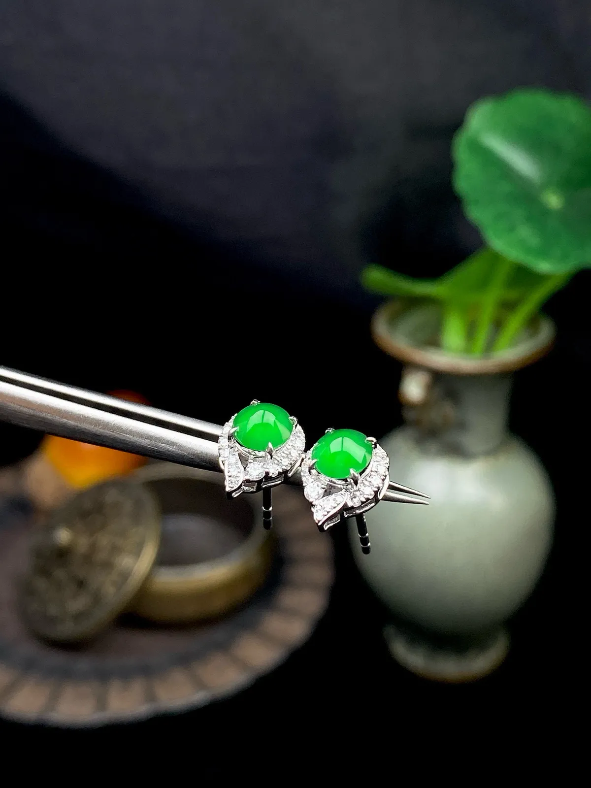 【冰种满绿蛋面耳钉】饱满圆润，纯净冰透，上耳时尚大方。18k金钻镶嵌，裸石尺寸4.9*4.7*2.6毫米