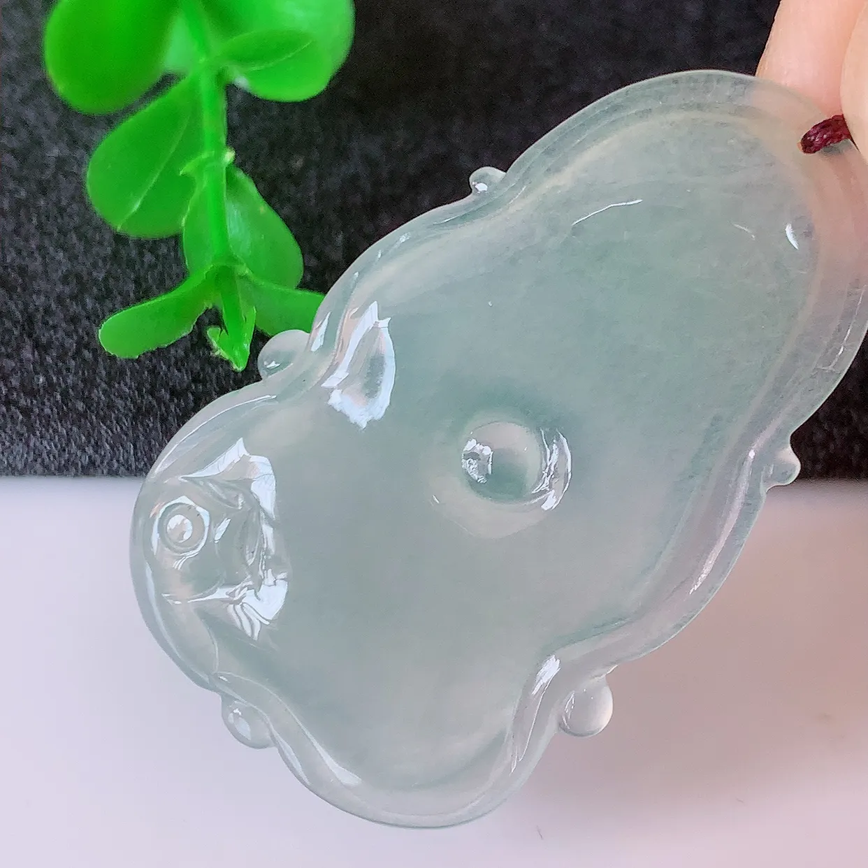 自然光实拍，冰种翡翠荷叶鱼、和和美美玉坠，财源广进，自然隐逸、荷本是素不着尘之物，有和美之寓意。#41.11