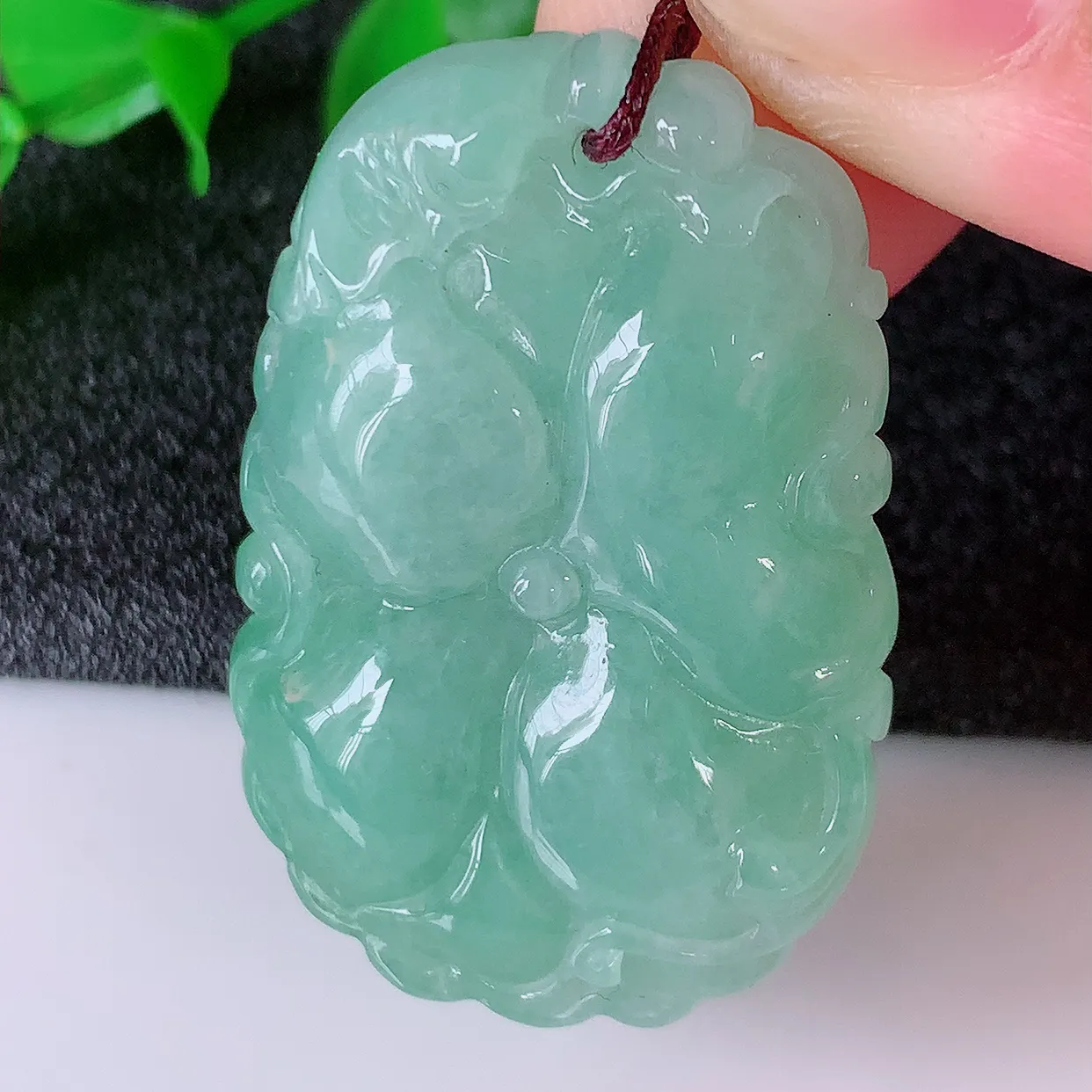 自然光实拍，冰润满绿翡翠荷叶鱼、和和美美玉坠，财源广进，自然隐逸、荷本是素不着尘之物，有和美之寓意。#57.11