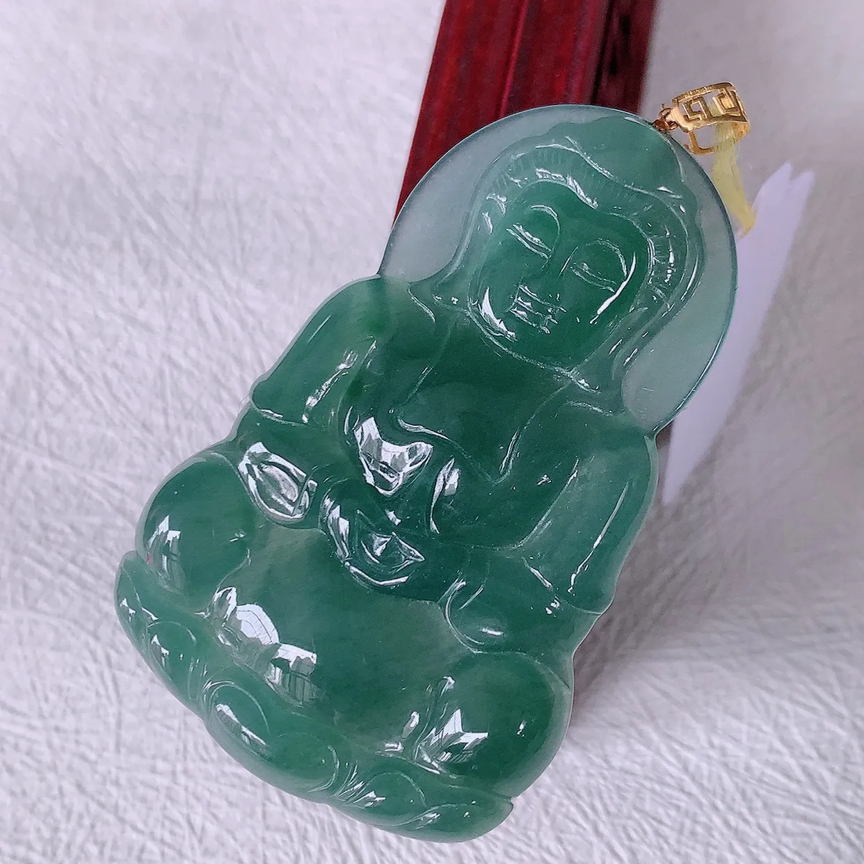 18K金镶嵌冰种满色翡翠观音菩萨吊坠，赐福翡翠观音，观音面相端庄，品相佳，佩戴气质！#35.11