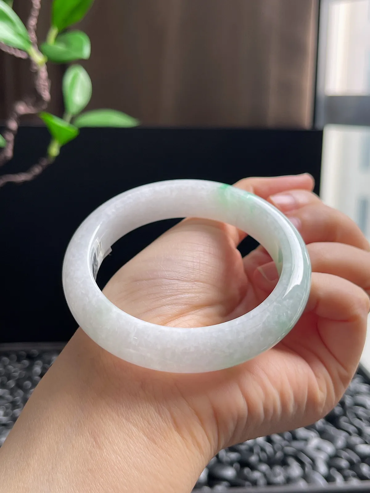 正圈55.8圈口，翡翠糯化种飘绿手镯