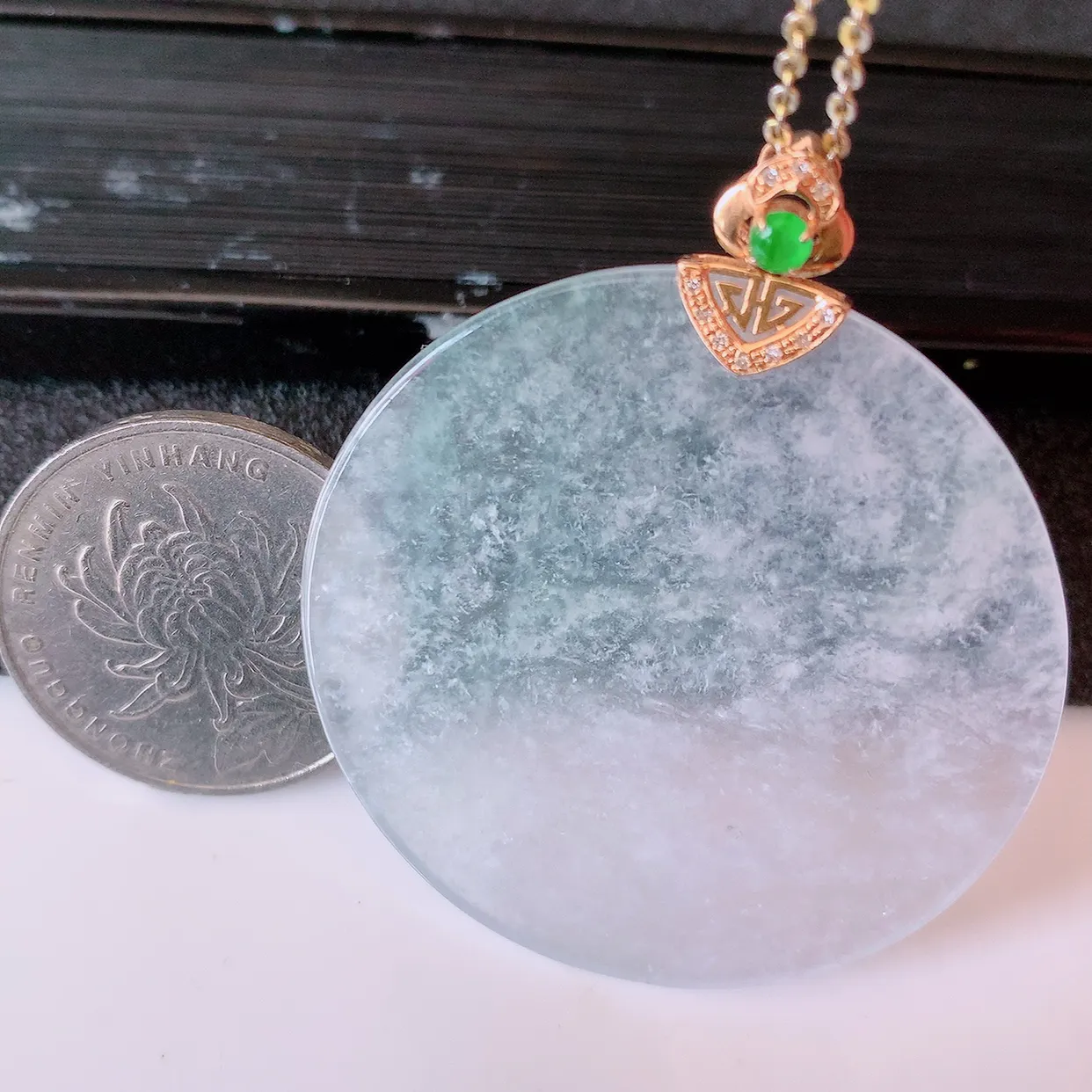 自然光实拍，18K金镶嵌冰种意境棉翡翠无事牌吊坠，平安无事牌，种水无可挑剔，冰胶感十足，莹润通透，品质保证。意境雪花棉均匀分布，相当漂亮，配戴效果出众！#83.7整体47.5*41*5裸石41-41