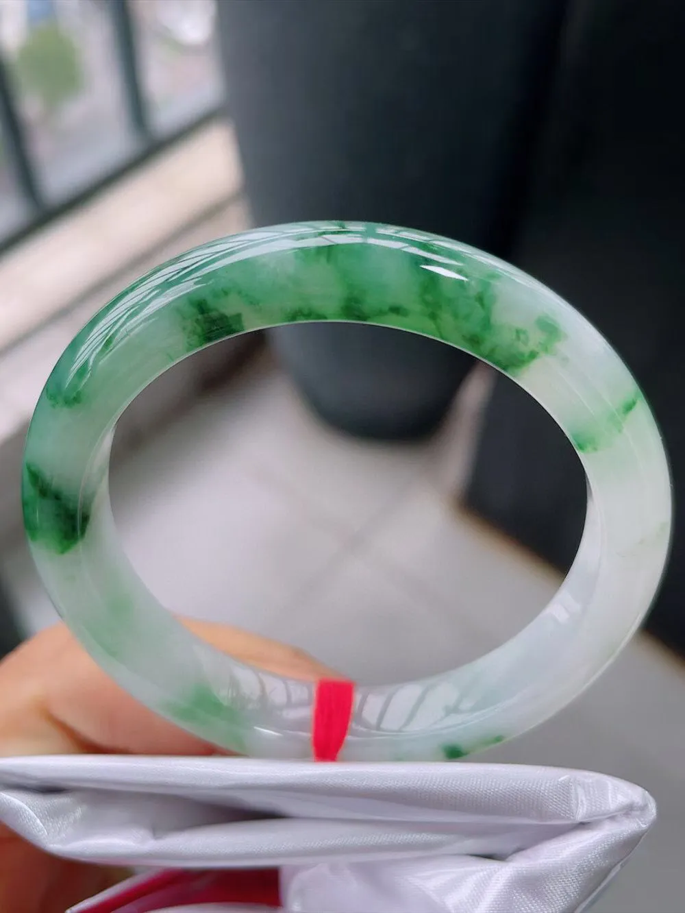 【翡翠名称】老种冰飘花53正圈口翡翠手镯
【翡翠尺寸】53-10.5-8mm适合52-54正圈口佩戴