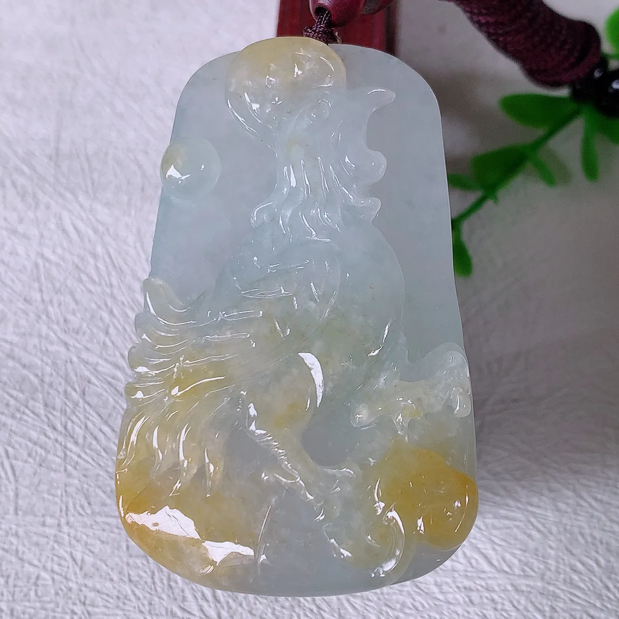 自然光实拍，水润黄翡双翡翠生肖鸡牌吊坠，翠色灵动，玉质细腻，颜色漂亮，品相佳，佩戴佳品！#46.11