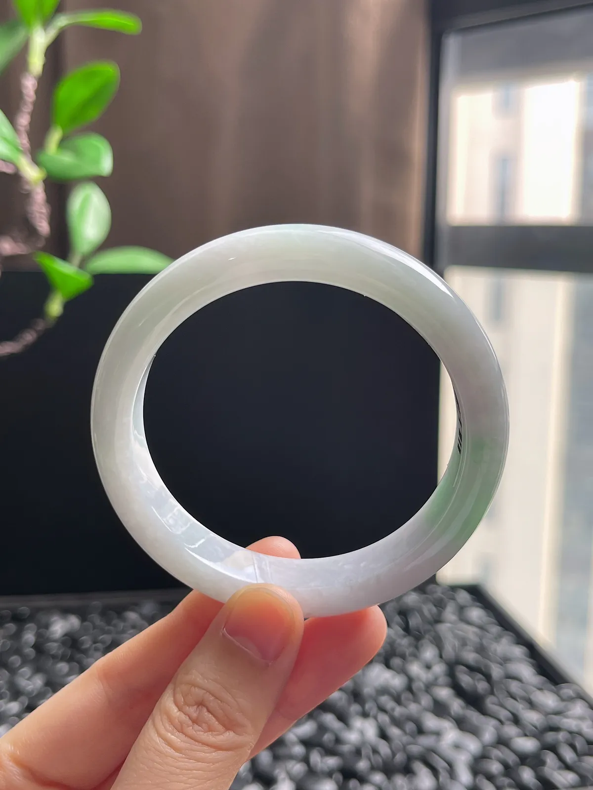 正圈55圈口，翡翠糯化种飘绿手镯