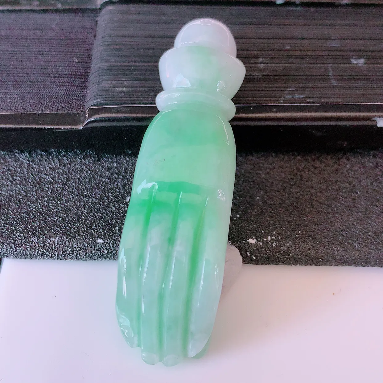 自然光实拍，冰润飘绿翡翠掌上明珠吊坠，种老水足，雕工精湛 ，寓意美好，佩戴时尚出众！#46.7