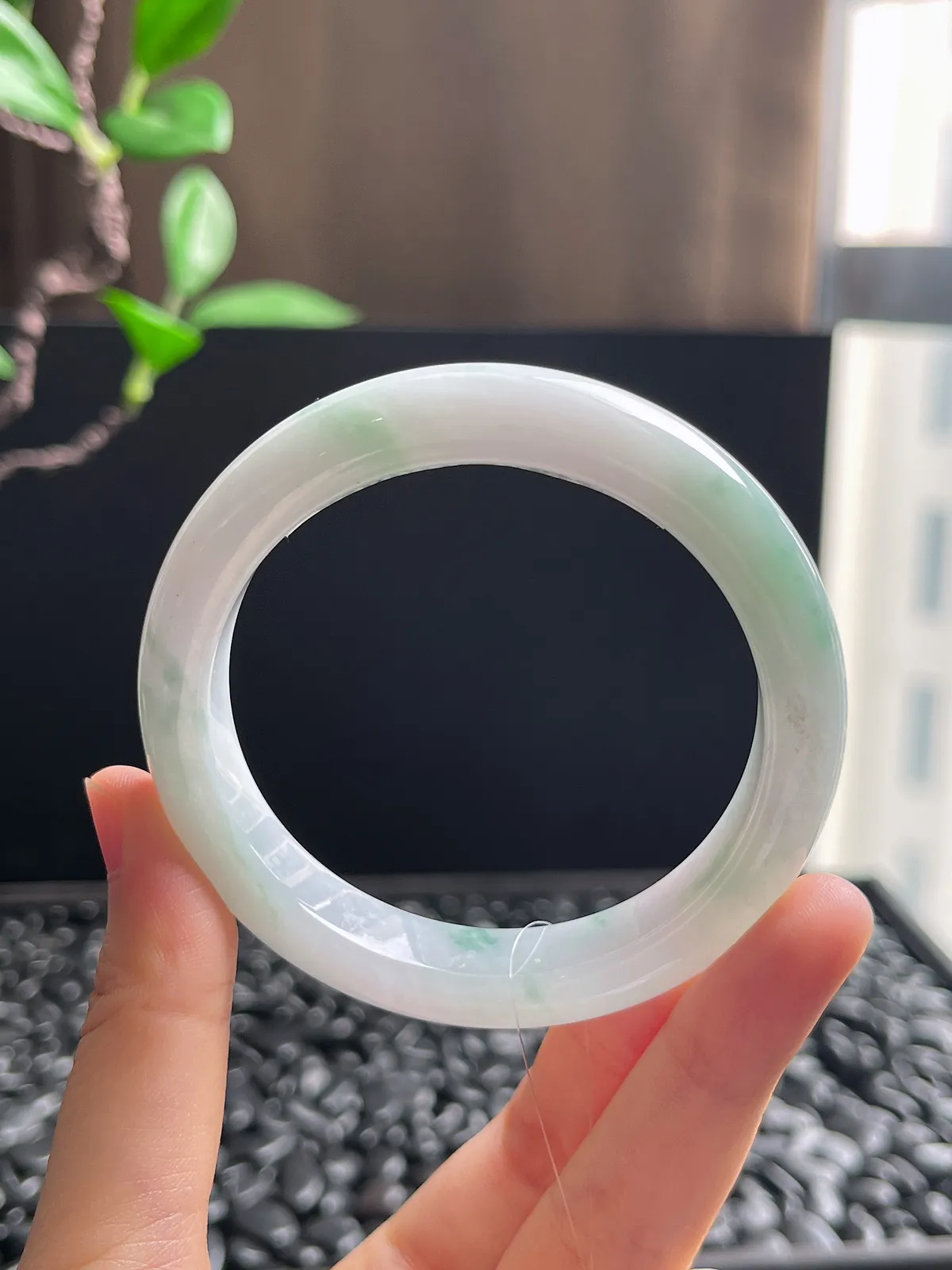 正圈56圈口，翡翠冰糯种飘绿手镯