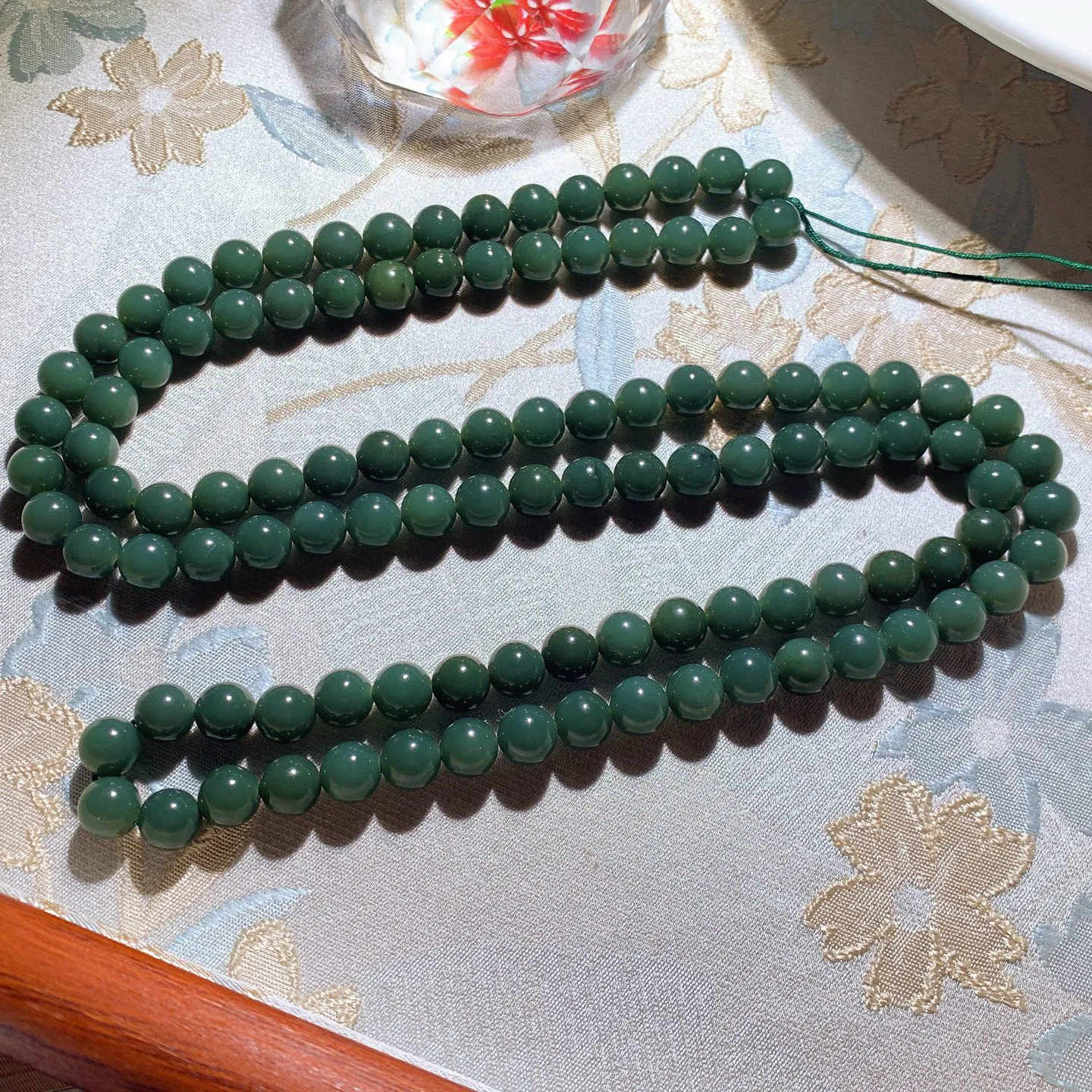 新疆和田玉细料塔青108佛珠项链。单颗尺寸8重85.6克。玉质细腻油润。手推出油。佩戴高端典雅。lt251210
