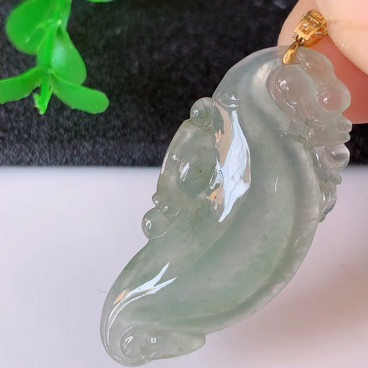 18K金镶嵌冰种翡翠招财龙鱼吊坠，种老水足，雕工精湛 ，寓意美好，佩戴时尚出众！#41.11