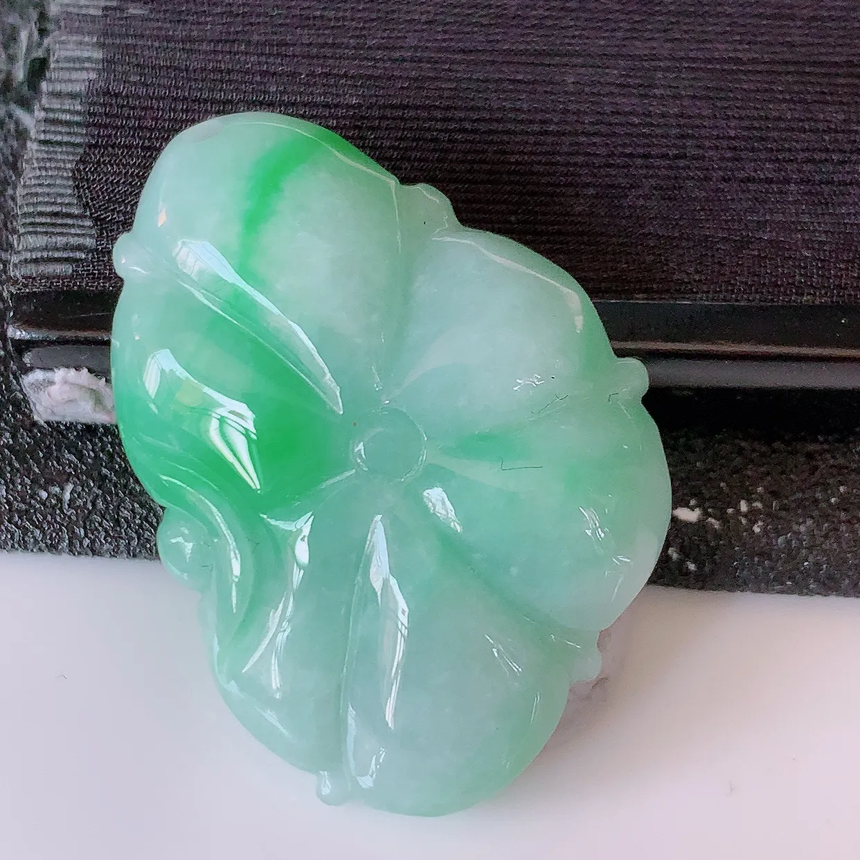 自然光实拍，冰润飘绿翡翠荷叶鱼、和和美美玉坠，财源广进，自然隐逸、荷本是素不着尘之物，有和美之寓意。#57.7