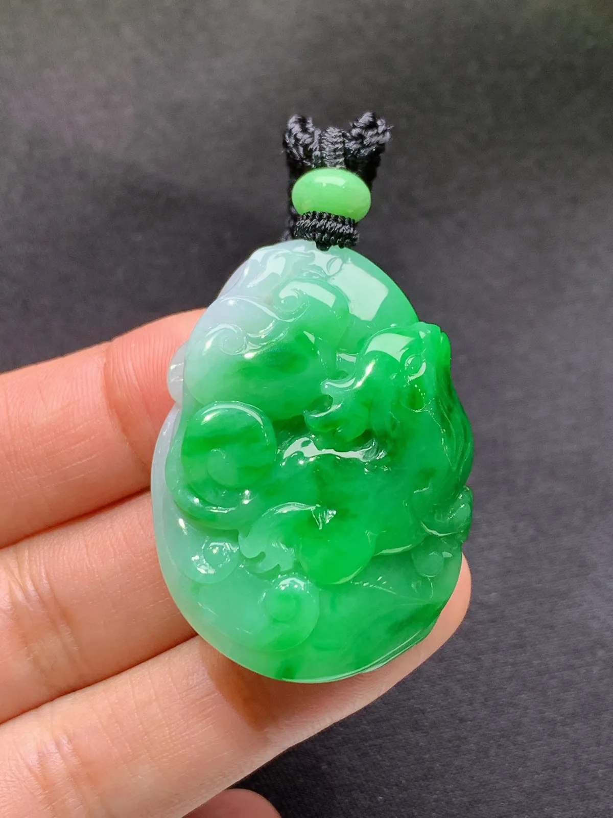 飘绿草龙如意吊坠 冰润色阳，厚装种老，种水足 尺寸40.3*29.4*12.3