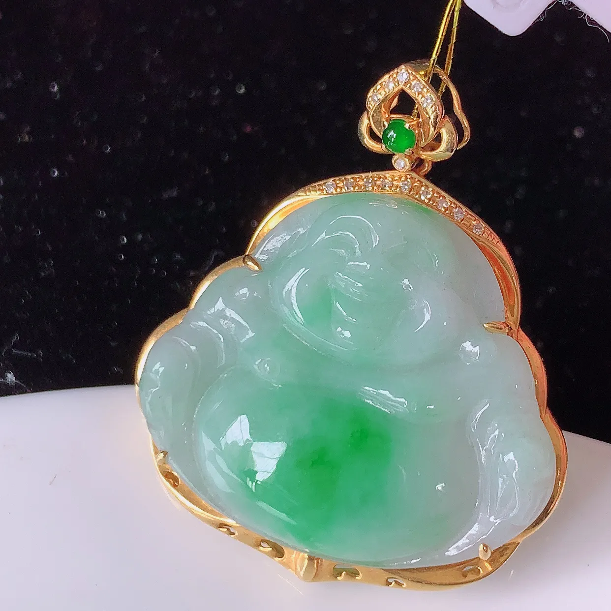18k金镶嵌飘绿翡翠佛公吊坠，沁人心脾，精致典雅的设计，为佩戴者，增添色彩，送礼自留都是佳品选择！#35.11整体35*29*7.6裸石27.5*23.5