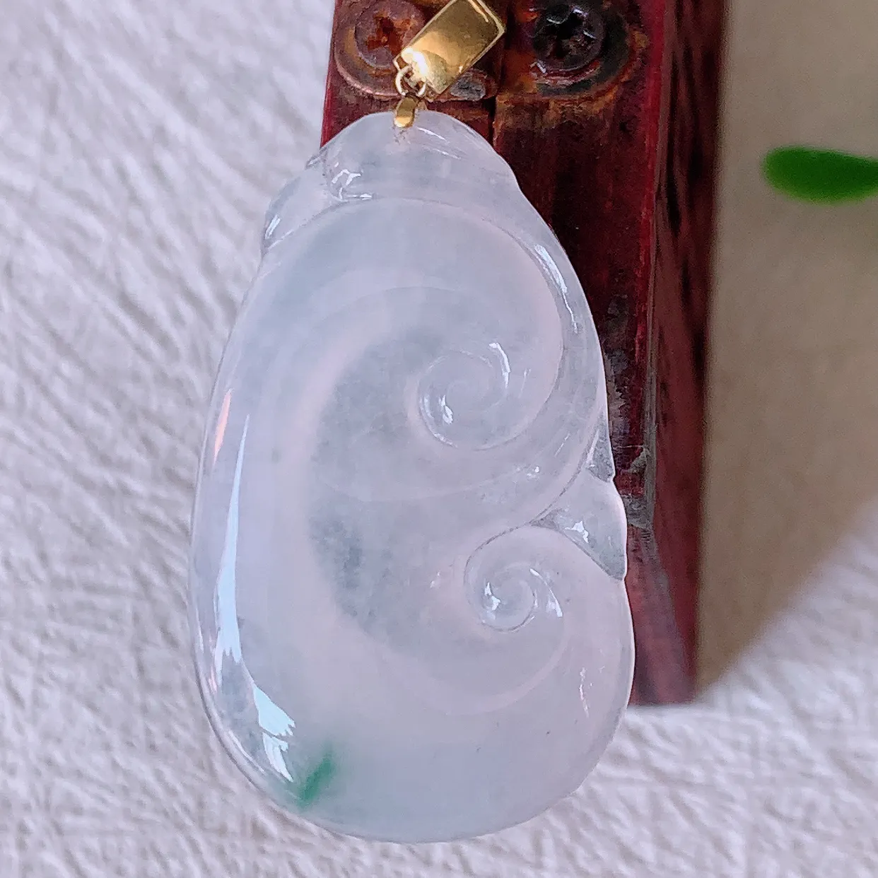 自然光实拍，18K金镶嵌冰种飘花翡翠如意吊坠，冰透，翠色灵动，饱满，万事如意，如意一生，配戴精美！#57.7