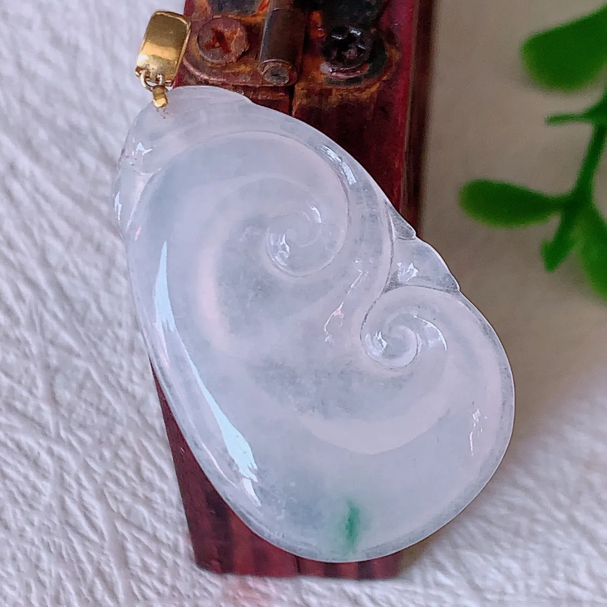 自然光实拍，18K金镶嵌冰种飘花翡翠如意吊坠，冰透，翠色灵动，饱满，万事如意，如意一生，配戴精美！#