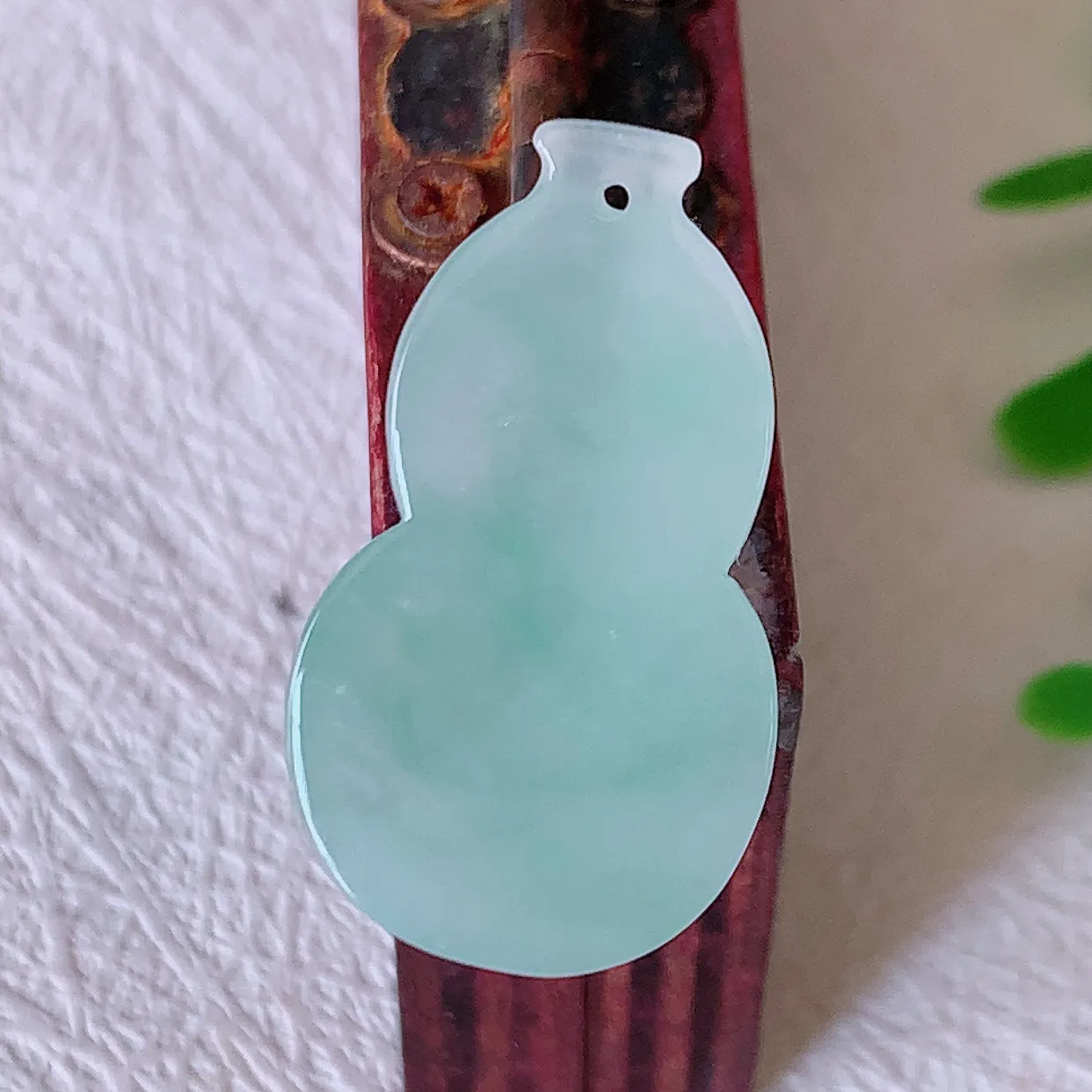 自然光实拍，冰种翡翠葫芦吊坠，葫芦寓意福禄双全，财源滚滚，饱满，清新脱俗，佩戴效果优雅迷人！#57.7