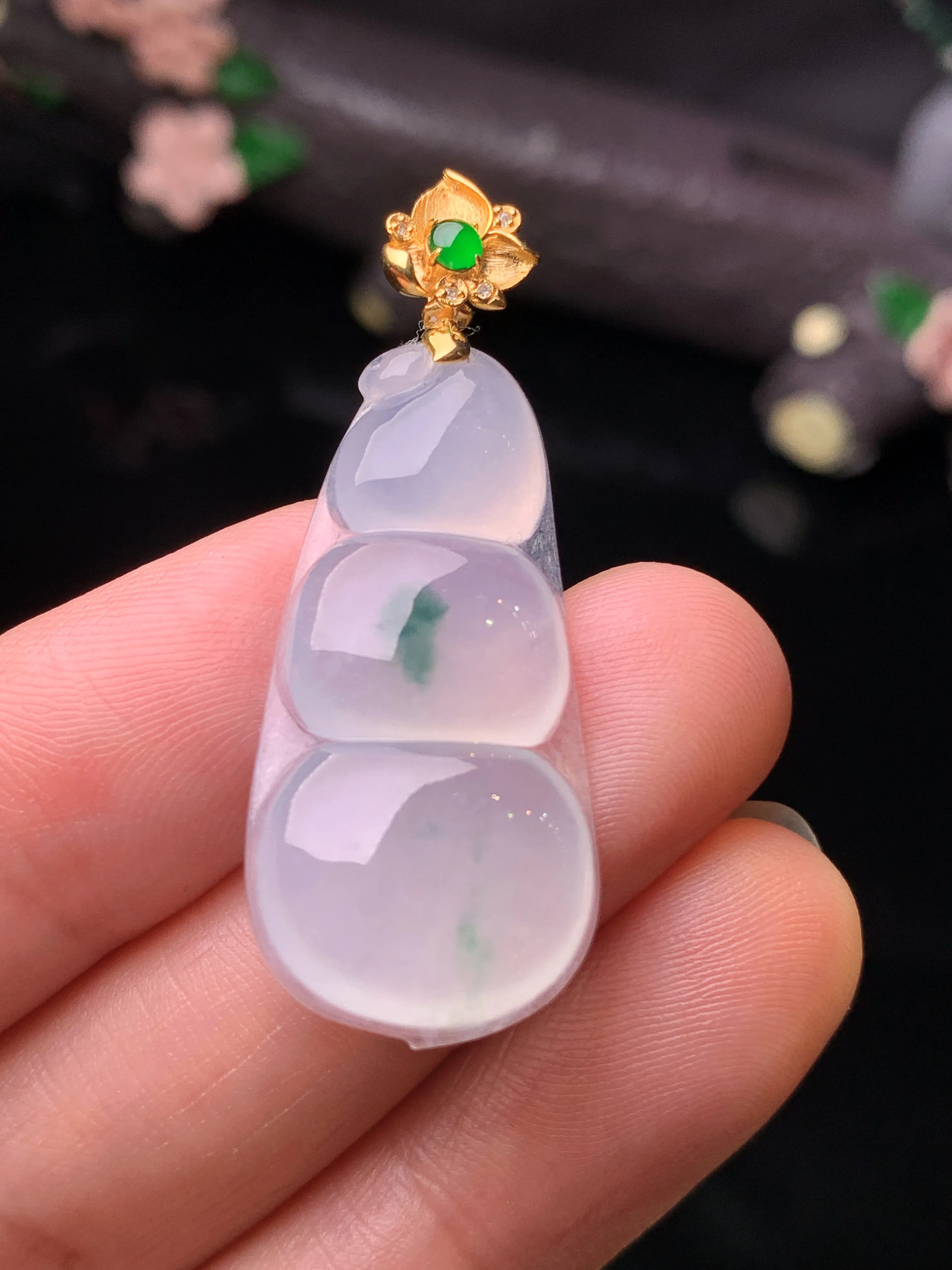 18k金镶嵌冰种四季豆吊坠 玉质细腻 水润亮眼 色泽艳丽 整体尺寸40.5*14.8*4.8