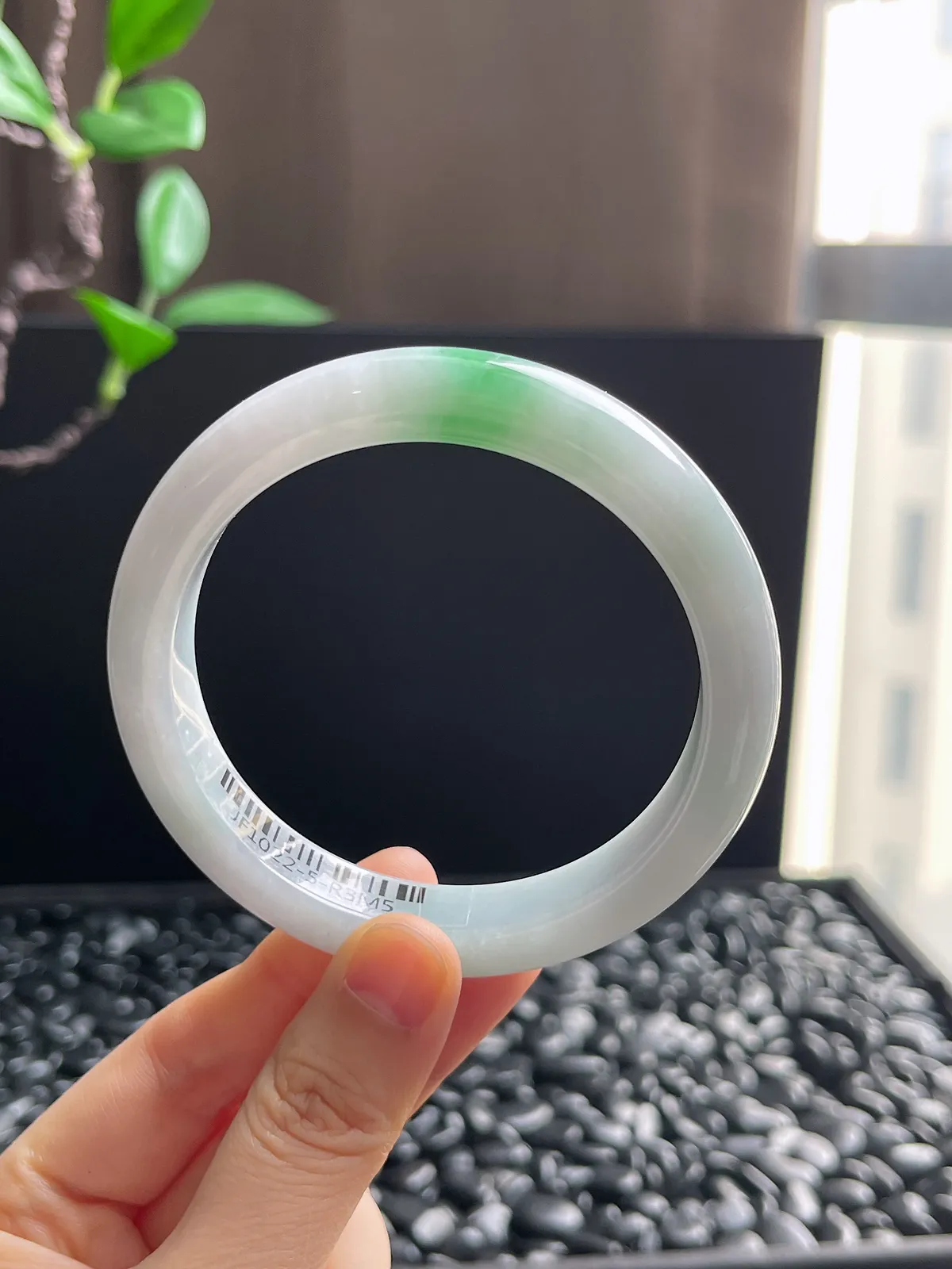 正圈60圈口，翡翠糯化种飘绿手镯