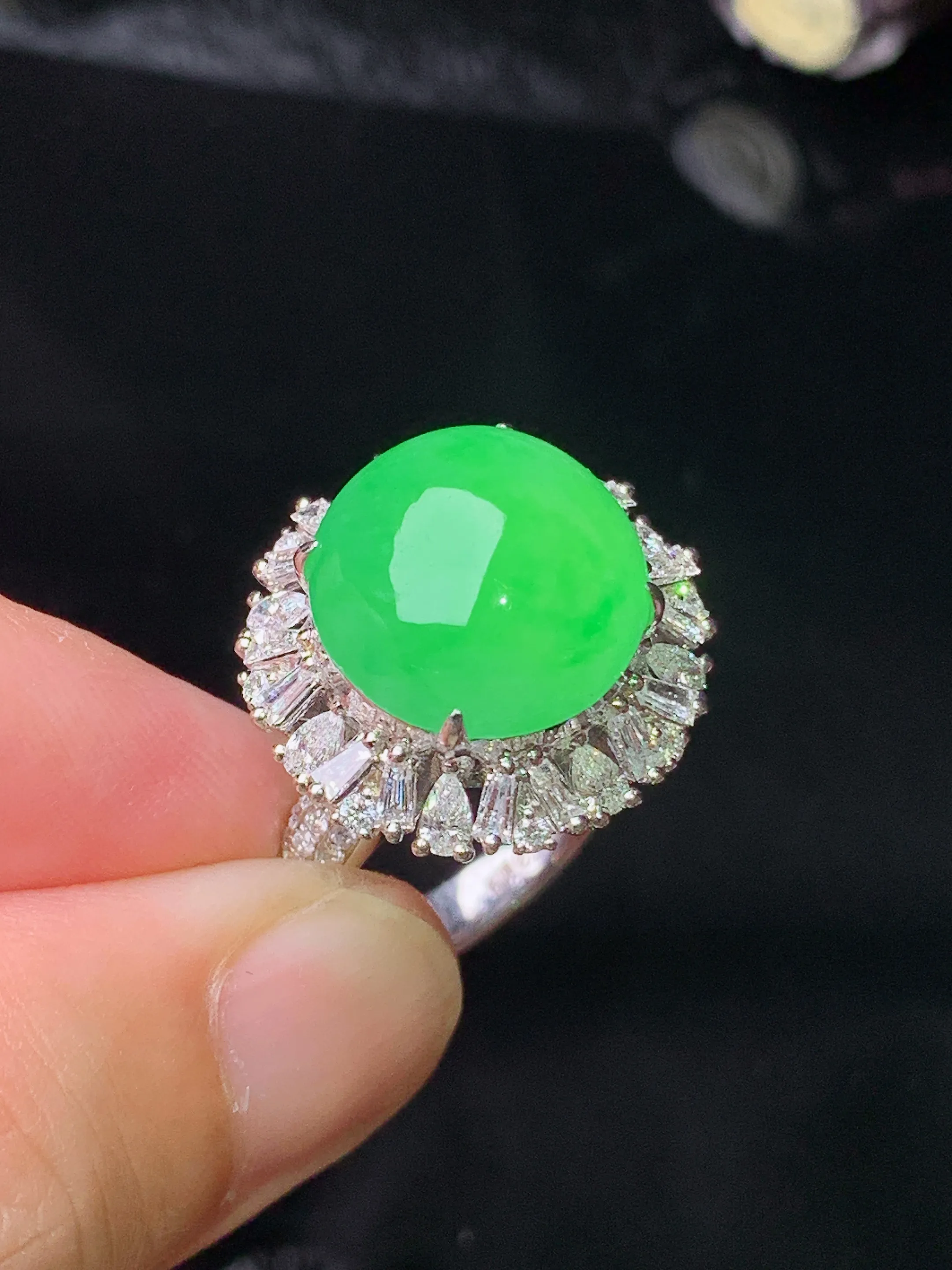 18k金钻镶嵌满绿蛋面戒指 玉质细腻 水润亮眼 色泽艳丽 圈口13.5 整体尺寸18.8*14.8