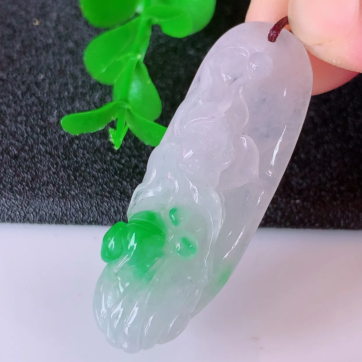 自然光实拍，冰润飘绿翡翠荷花鱼、花开富贵玉坠，财源广进，自然隐逸、荷本是素不着尘之物，有和美之寓意。